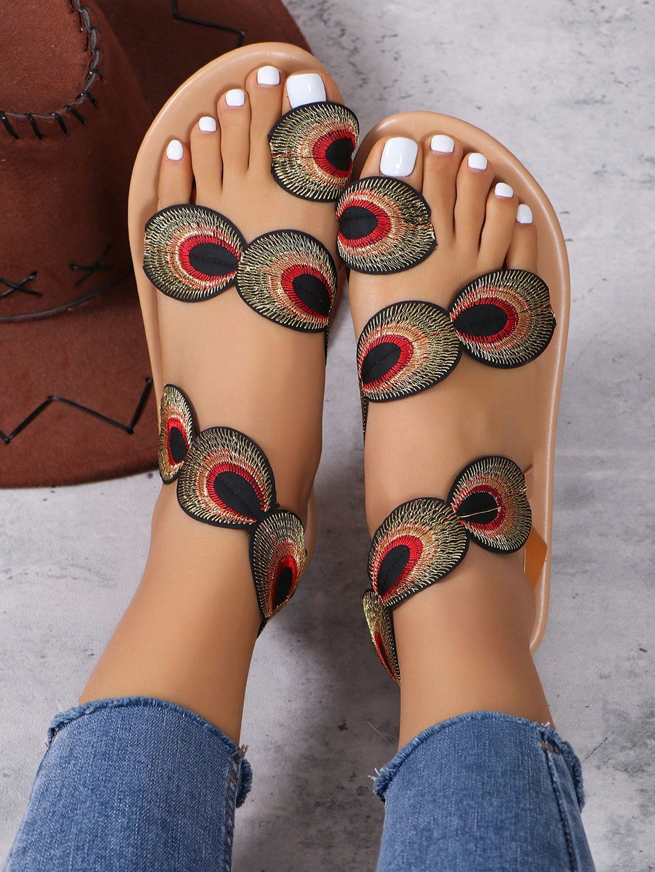 2024 New European And American Style Fashionable, Comfortable, Sexy Flat Peacock & Floral Details Toe Ring Beach Slippers For Women