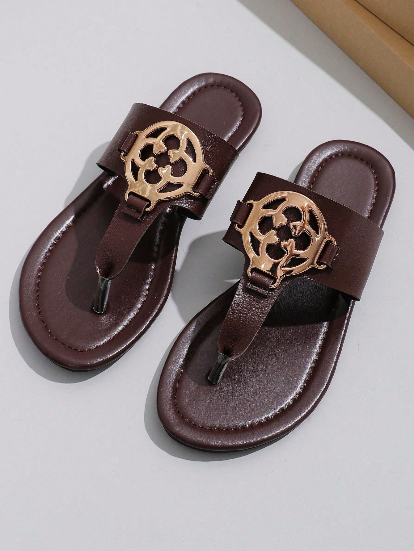 Women's Casual And Fashionable Flat Sandals With Metal Decorations, Soft Cushion, Toe Ring And Lightweight