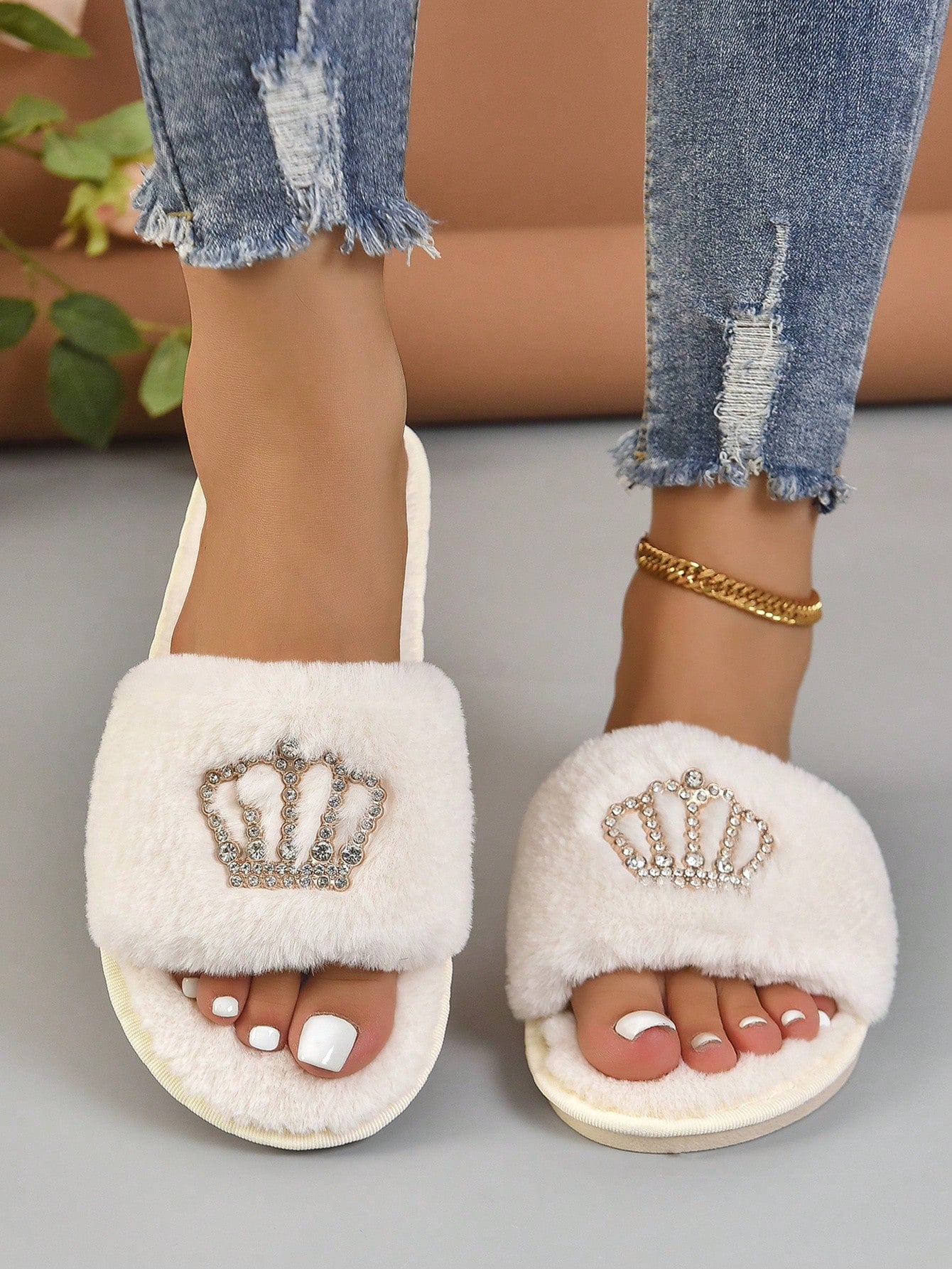 Women's Home Slippers Metal Crown Decor Fluffy Fashionable Flat Indoor Bedroom Slipper Solid Color Furry Open Toe Shoes