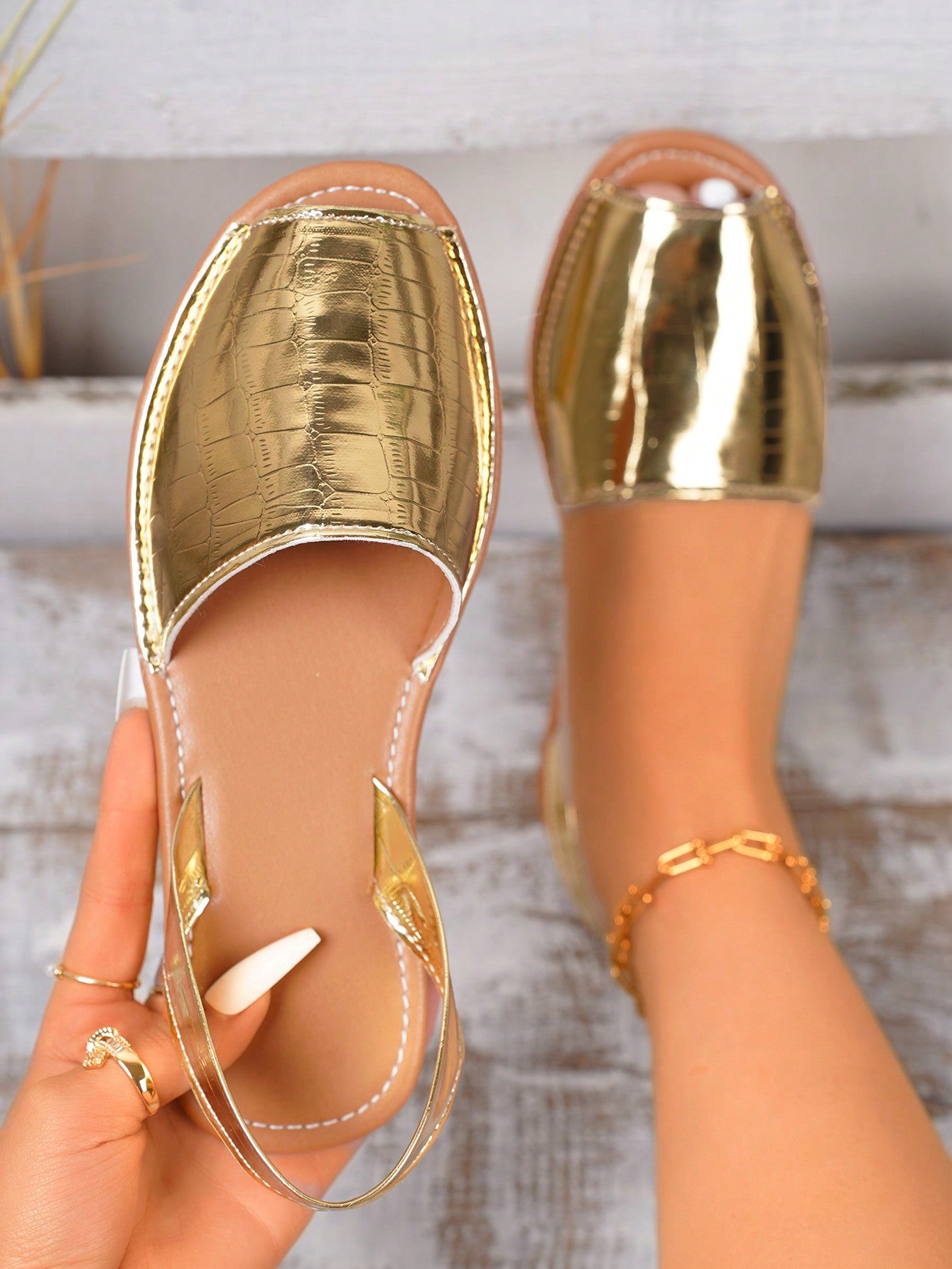 Women's Fashionable Casual And Beach Style Straw-Braided PU Material Open Toe, Lightweight, Round Toe, Peep-Toe, Slingback, Slip-On, Glitter Comfortable Summer Gold Flat Sandals