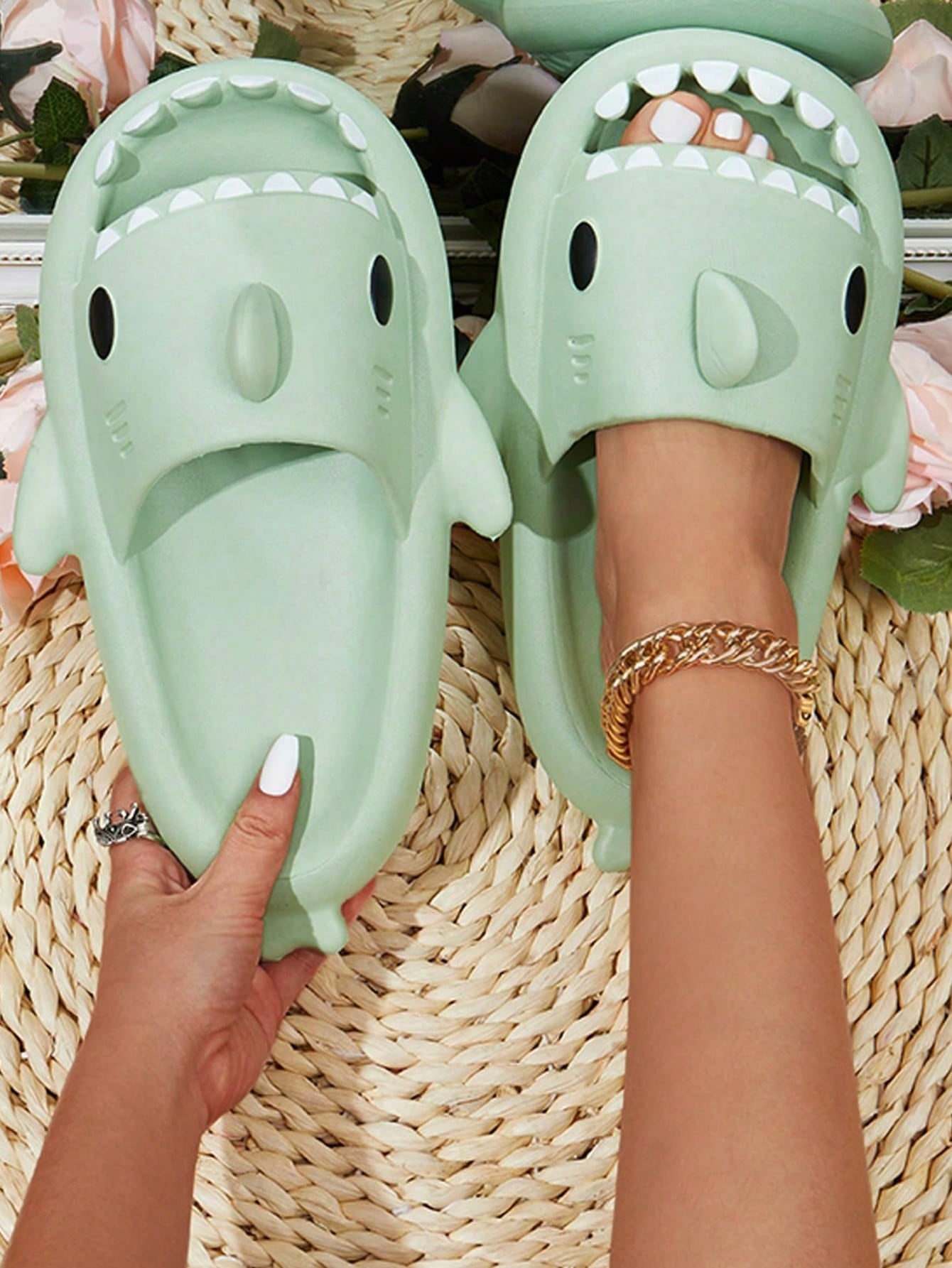 Cute And Fun Shark Shaped Slippers, Women's Flat Soft And Non-Slip Beach Flip Flops