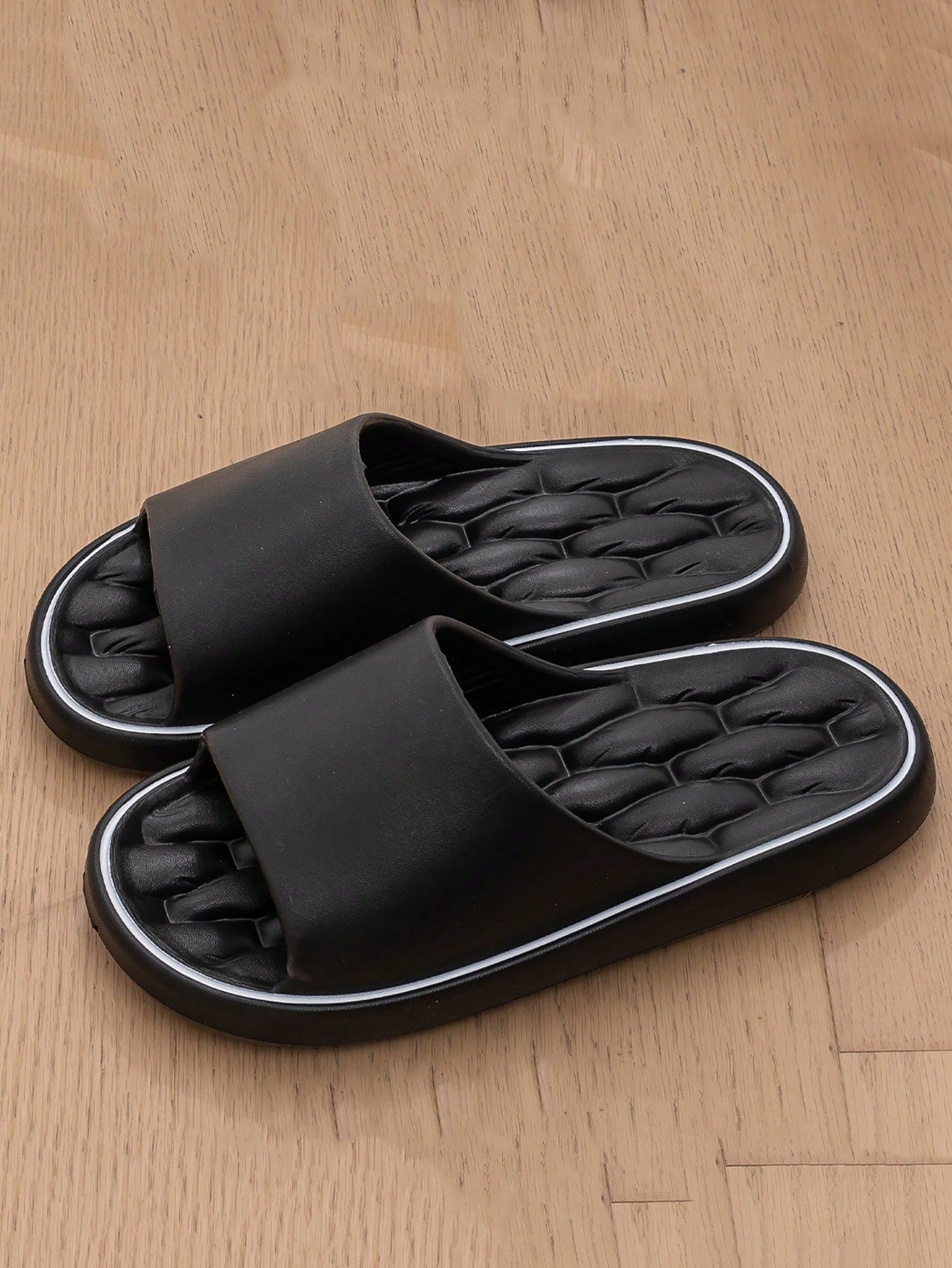 1pair Black Casual Summer Indoor And Outdoor Slippers, Simple Anti-Slip Anti-Water Bathroom Slippers, Perfect For Home, Beach