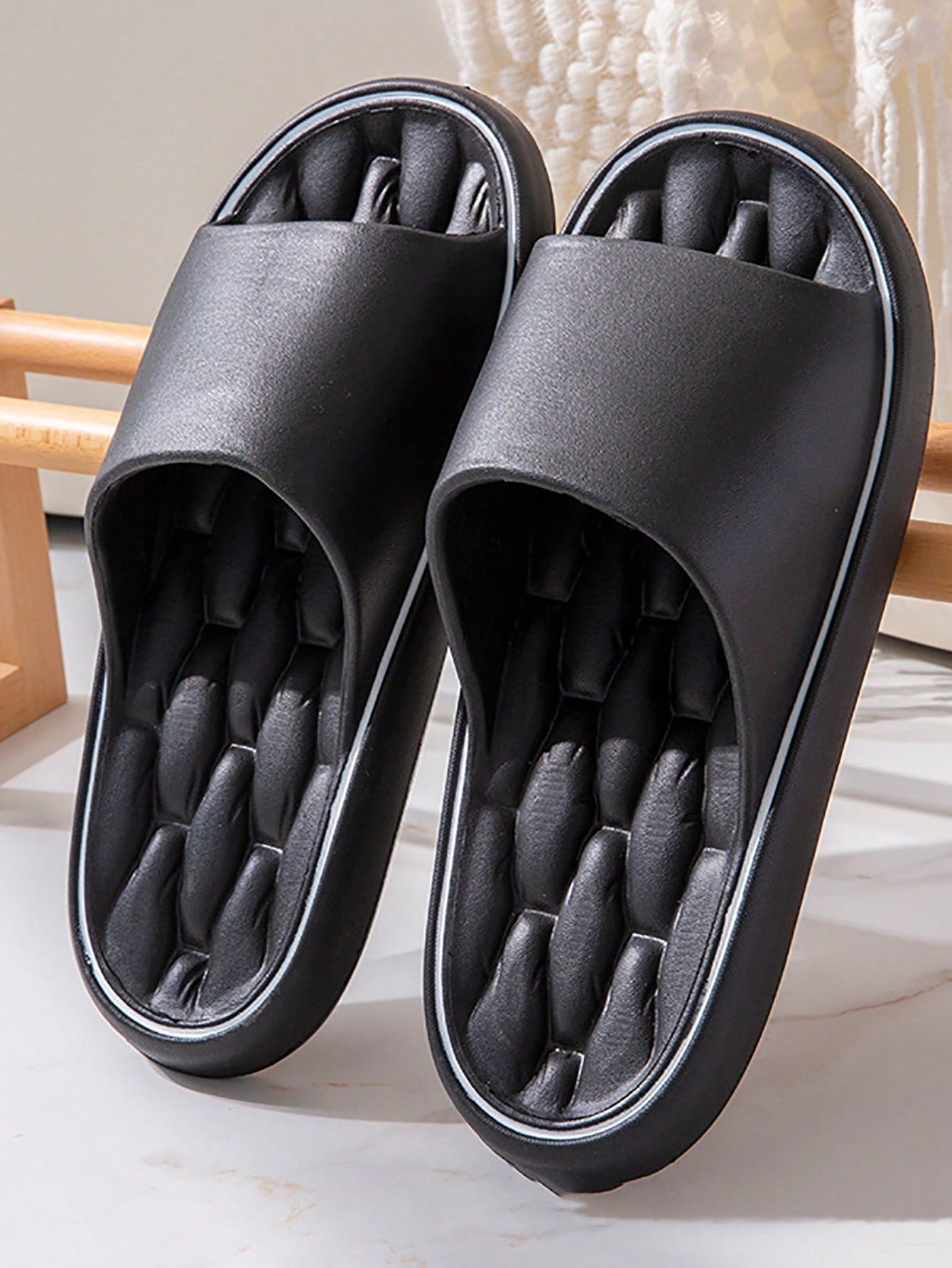 1pair Black Casual Summer Indoor And Outdoor Slippers, Simple Anti-Slip Anti-Water Bathroom Slippers, Perfect For Home, Beach