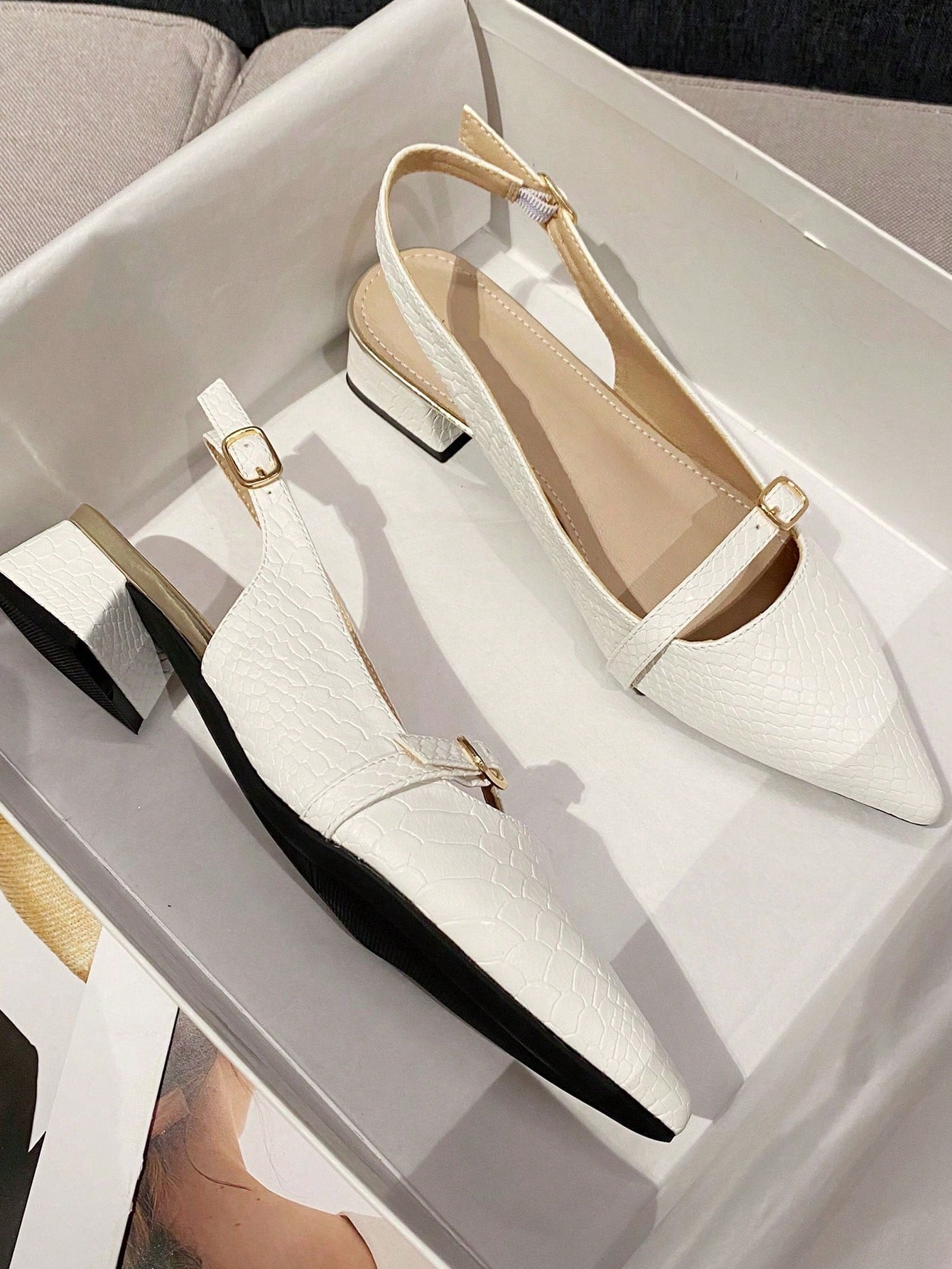 Fashionable Simple Style Pointed Toe Thick Heel Women's Flat Shoes With Ankle Strap