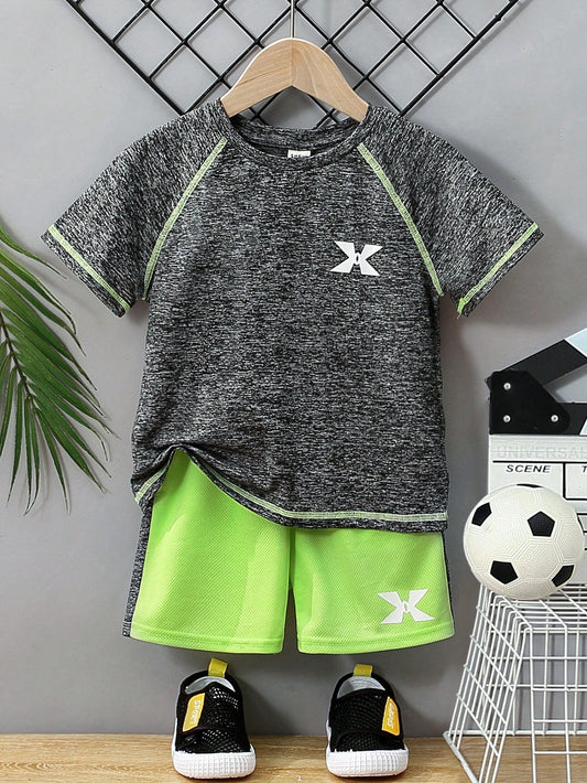 若い男の子用マッチングレジャースポーツ半袖Tシャツ、ショートパンツ、小さなパターンプリント、カラーブロック、ラウンドネックプルオーバー、スポーツウェア