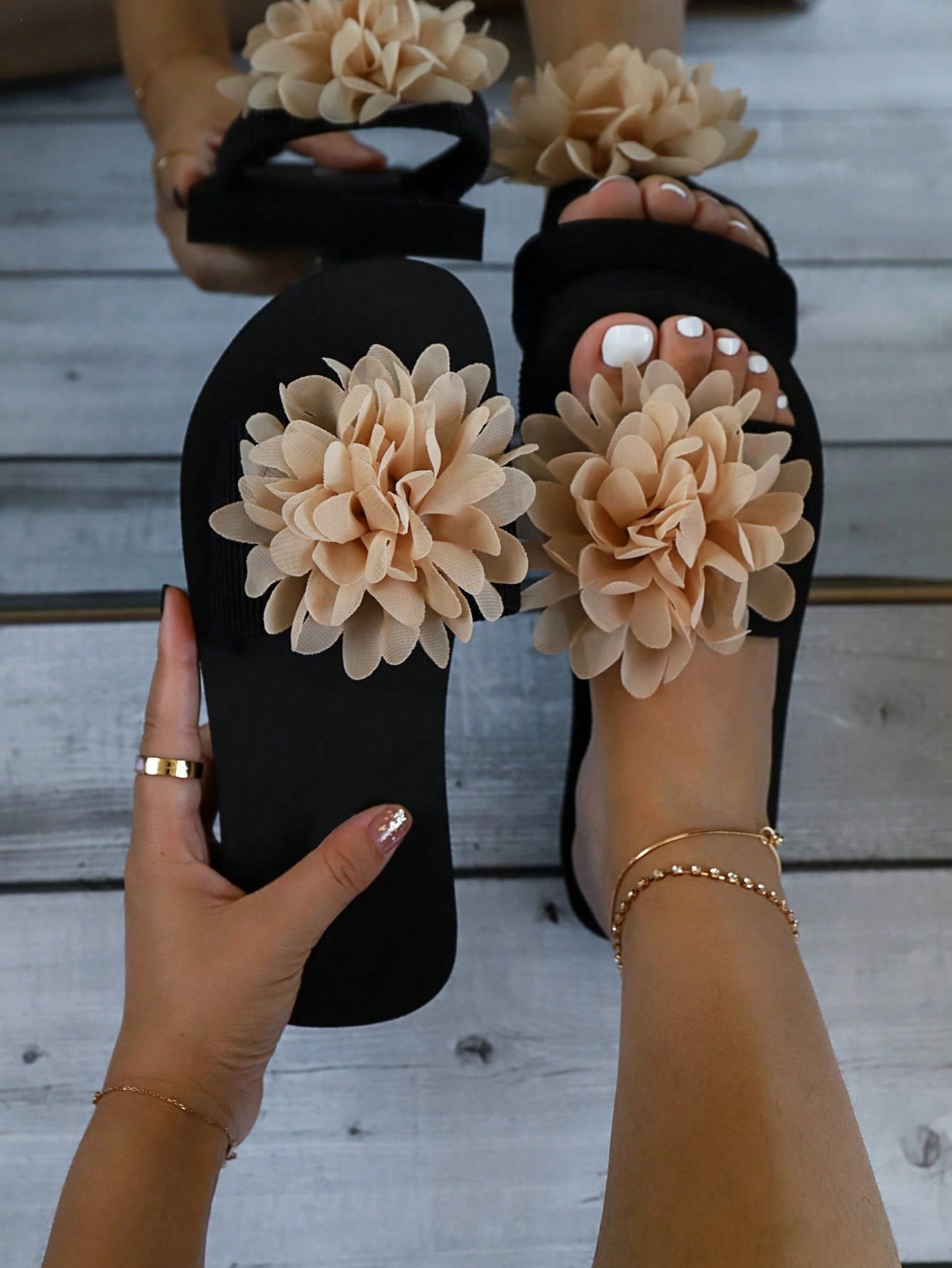 Flower Decor Single Band Slides,Ladies' black round-toe toe clip with yellow flower casual holiday beach flat outdoor slippers with thick bottom thong