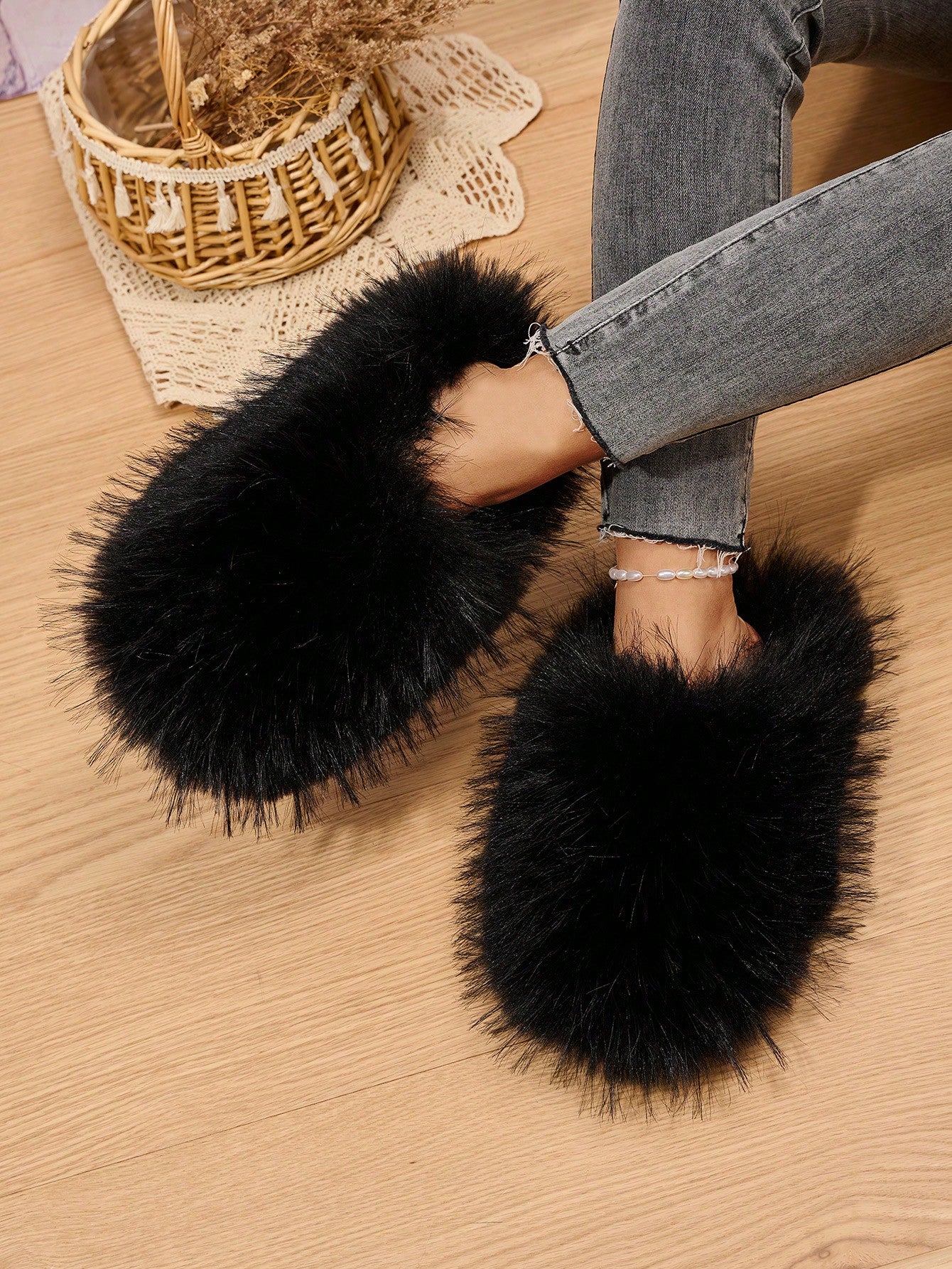 Women's Fluffy Slippers With Warm Fleece For Indoor Silent Anti-Skid Home Shoes. Large Size Slippers, Stylish Half-Pack Slippers For Outside Wear In Spring