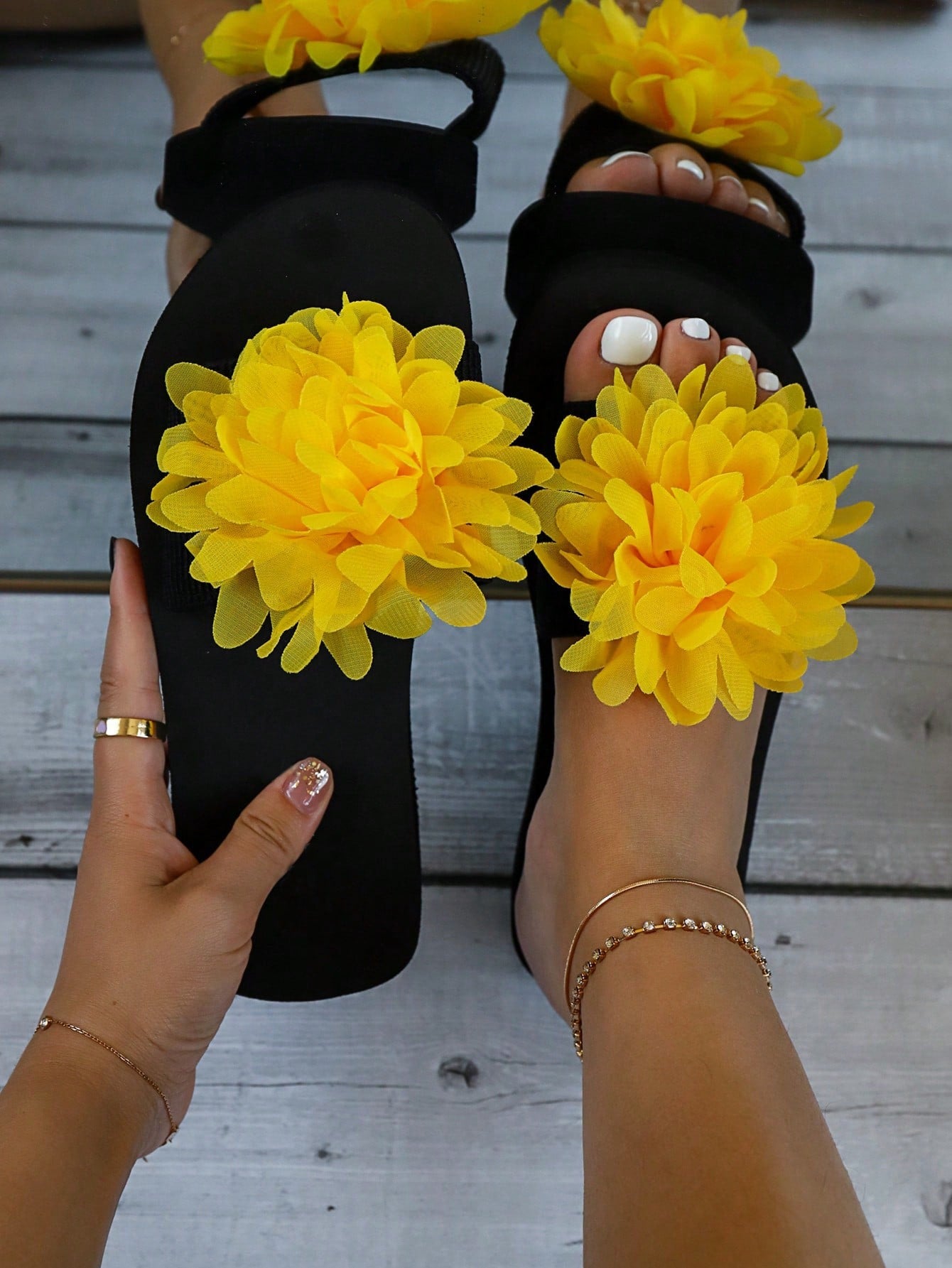 Flower Decor Single Band Slides,Ladies' black round-toe toe clip with yellow flower casual holiday beach flat outdoor slippers with thick bottom thong