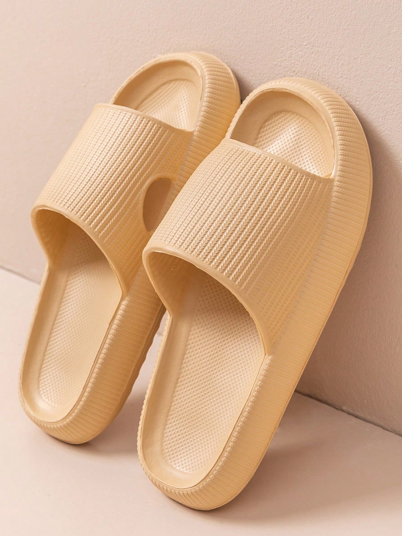 Summer New Style Thick & Soft Anti-Slip Leisure Outdoor Lightweight & Beach Flip-Flops; Versatile & Comfortable Soft-Soled Shoes