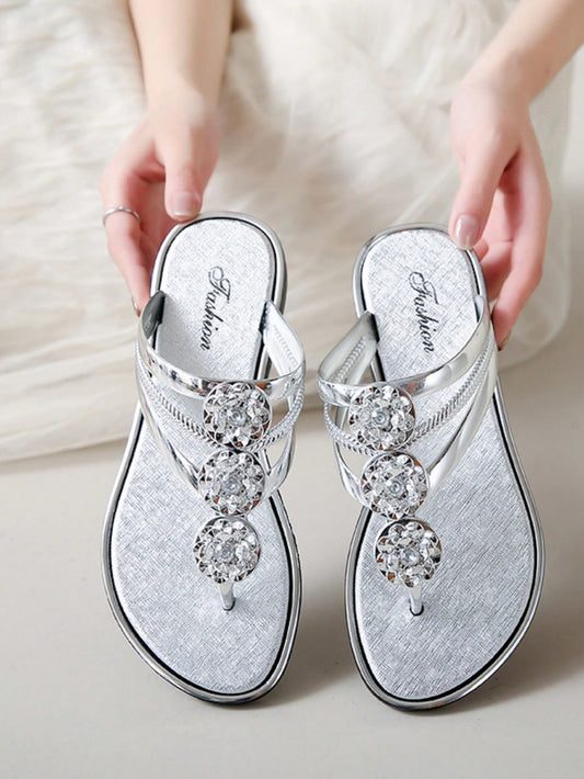 Women Fashionable New French Style Rhinestone Decor Flower Slip-Resistant Comfortable Flat Round-Toe Silver Sandals Clip-Toe Beach Slipper Trendy Casual Outdoor Holiday Daily Wear Lightweight Soft-Soled Rhinestone-Studded Flat Slippers For Women In Summer