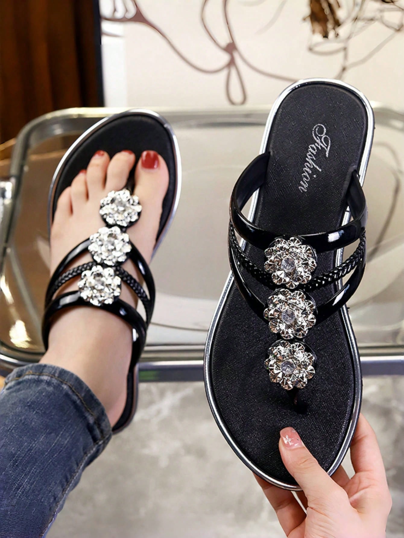 Women Fashionable New French Style Rhinestone Decor Flower Slip-Resistant Comfortable Flat Round-Toe Silver Sandals Clip-Toe Beach Slipper Trendy Casual Outdoor Holiday Daily Wear Lightweight Soft-Soled Rhinestone-Studded Flat Slippers For Women In Summer