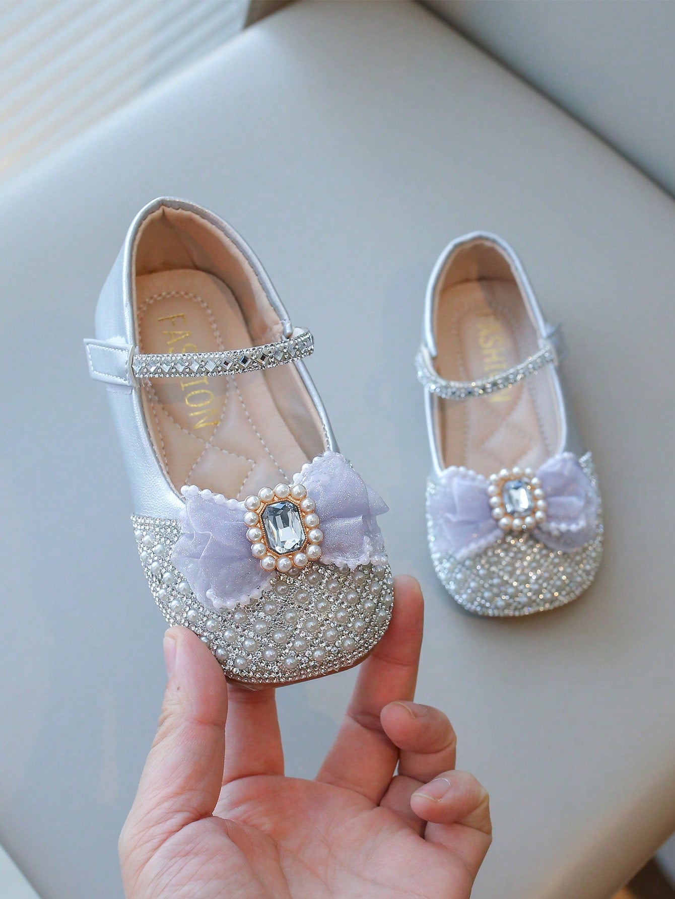 1 Pair Of New Summer Princess Style Flat Shoes For Girls With Pearl And Rhinestone Decoration, Non-Slip Soft Sole Kids Shoes.