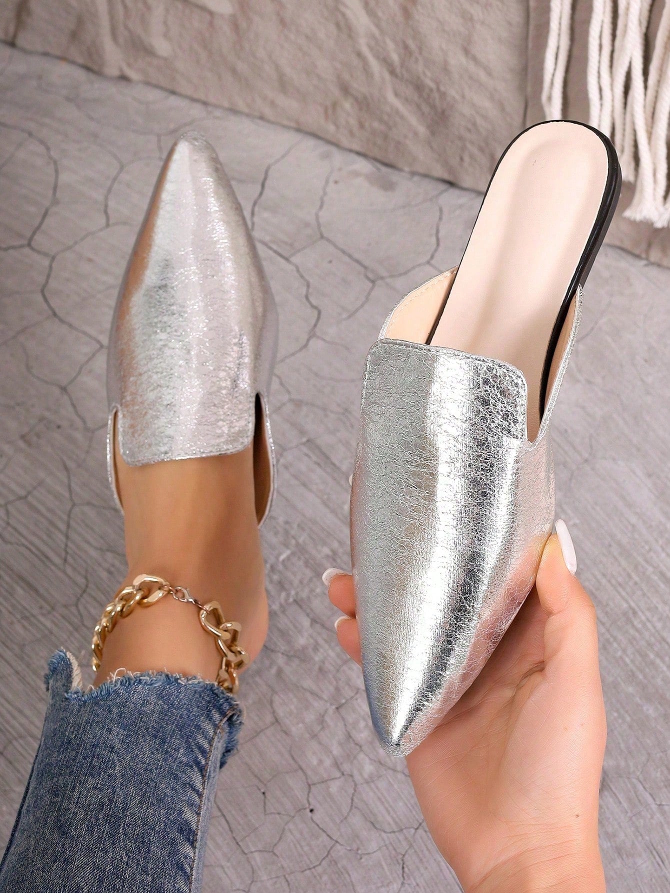 Women's Elegant Casual Fashion Pearl Rhinestone Mule Shoes, Perfect For Modern Women's Outfits. The Shoe Is Adorned With Large Shimmering Pearls, Rhinestones And A Pointed Toe Design. It Comes With A Flat Wedge Heel.