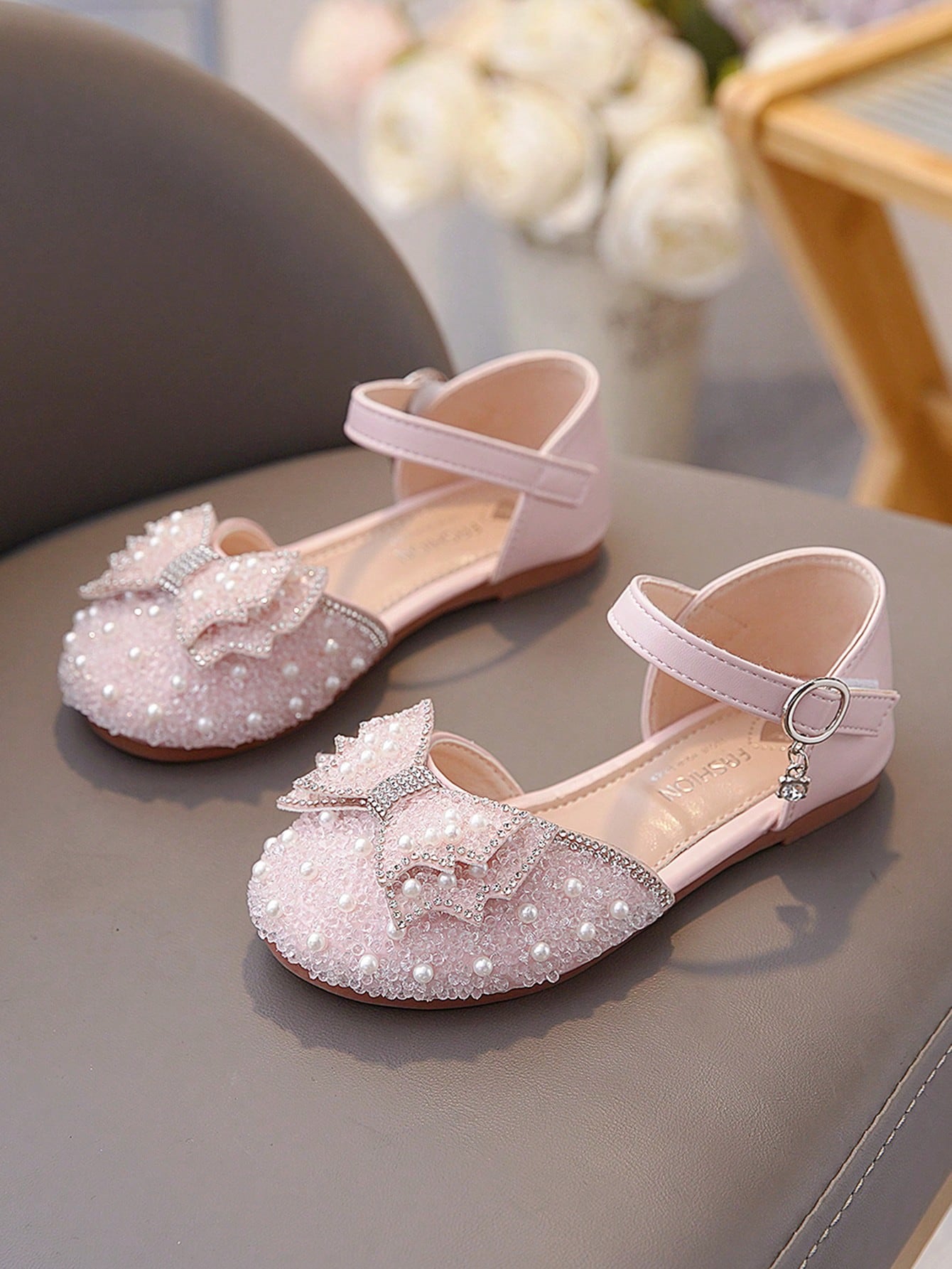 Children Flat Sandals Girl Princess Shoes With Rhinestone, Bow Knot, Hook And Loop, Pearl Head And Fashionable Style