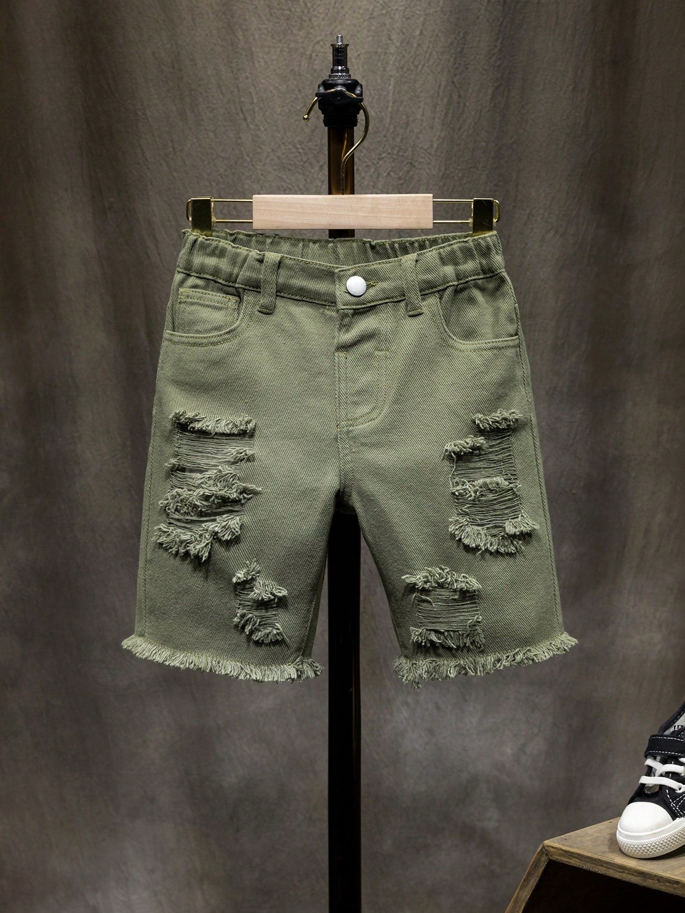 Young Boys Solid Color Ripped Raw Edge Denim Shorts