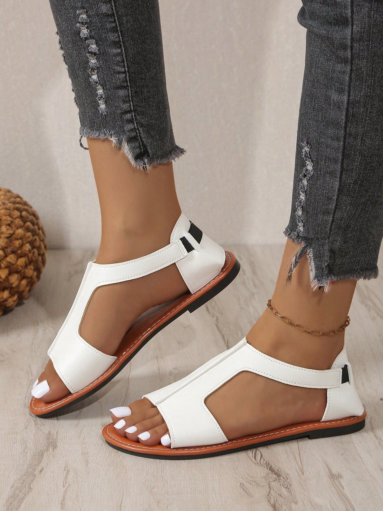 2024 New Pattern Plus Size Women's New Summer Flat Sandals, Anti-Slip, Round Toe, Fashionable And Casual