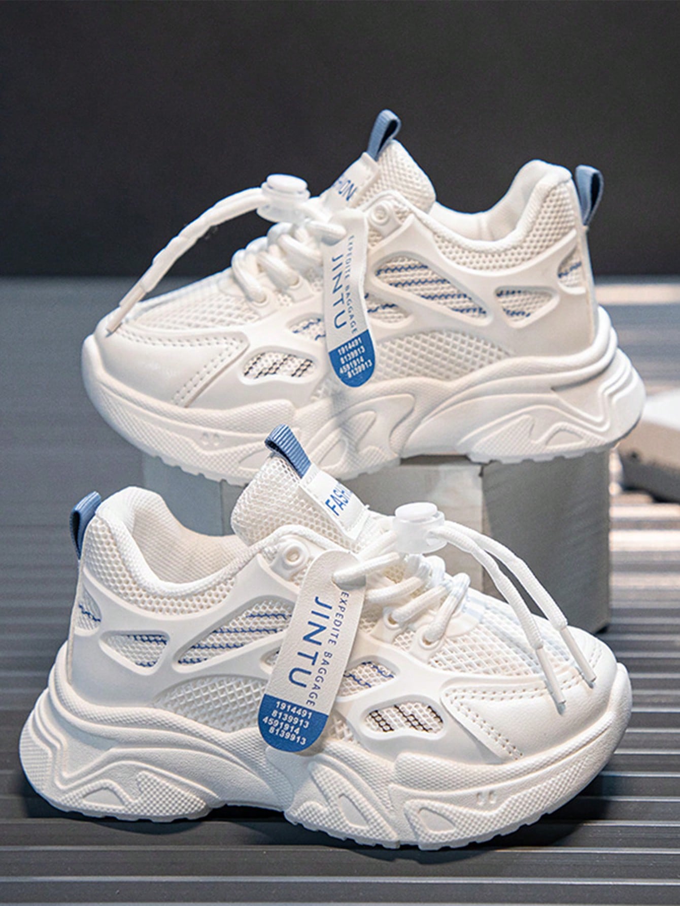 A Pair Of Children Breathable Mesh Sports Shoes With Shrink Straps, Low-Cut For Girls And Comfortable For Boys In Spring, Summer And Autumn.