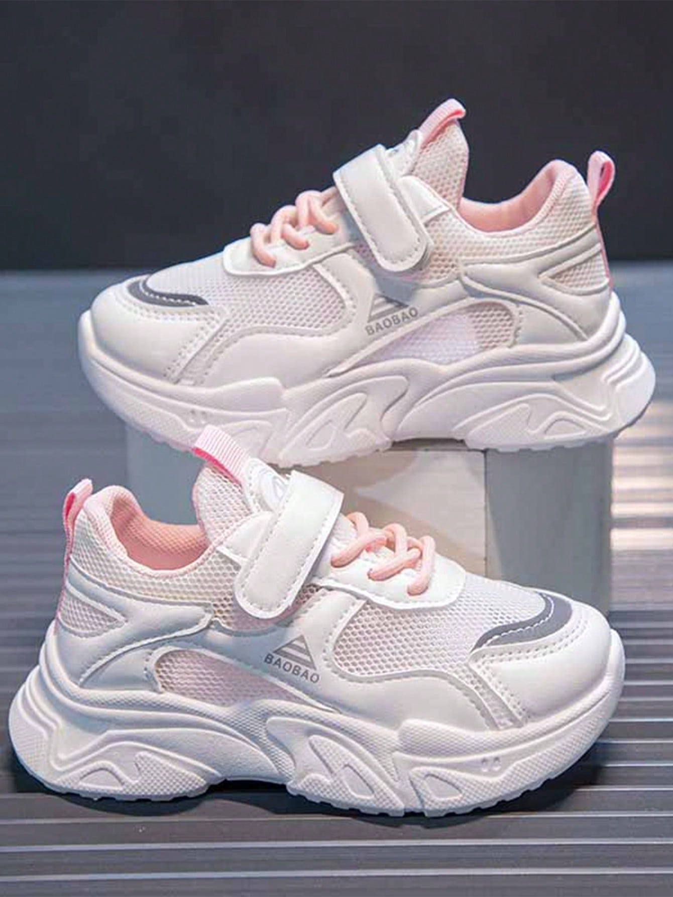 A Pair Of Hollow Mesh Breathable Sports Shoes For Girls With Hook And Loop, Anti-Slip Round Toe Low-Heeled Shoes For Boys And Girls In Spring And Autumn