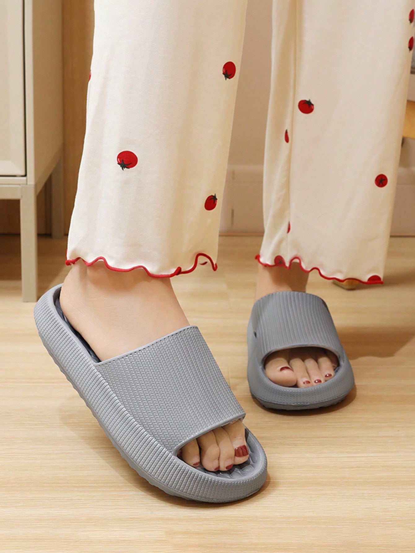 1pair Women's Thick Sole Cloud Design Eva Slippers For Summer, Anti-Slip Bathroom & Beach Sandals