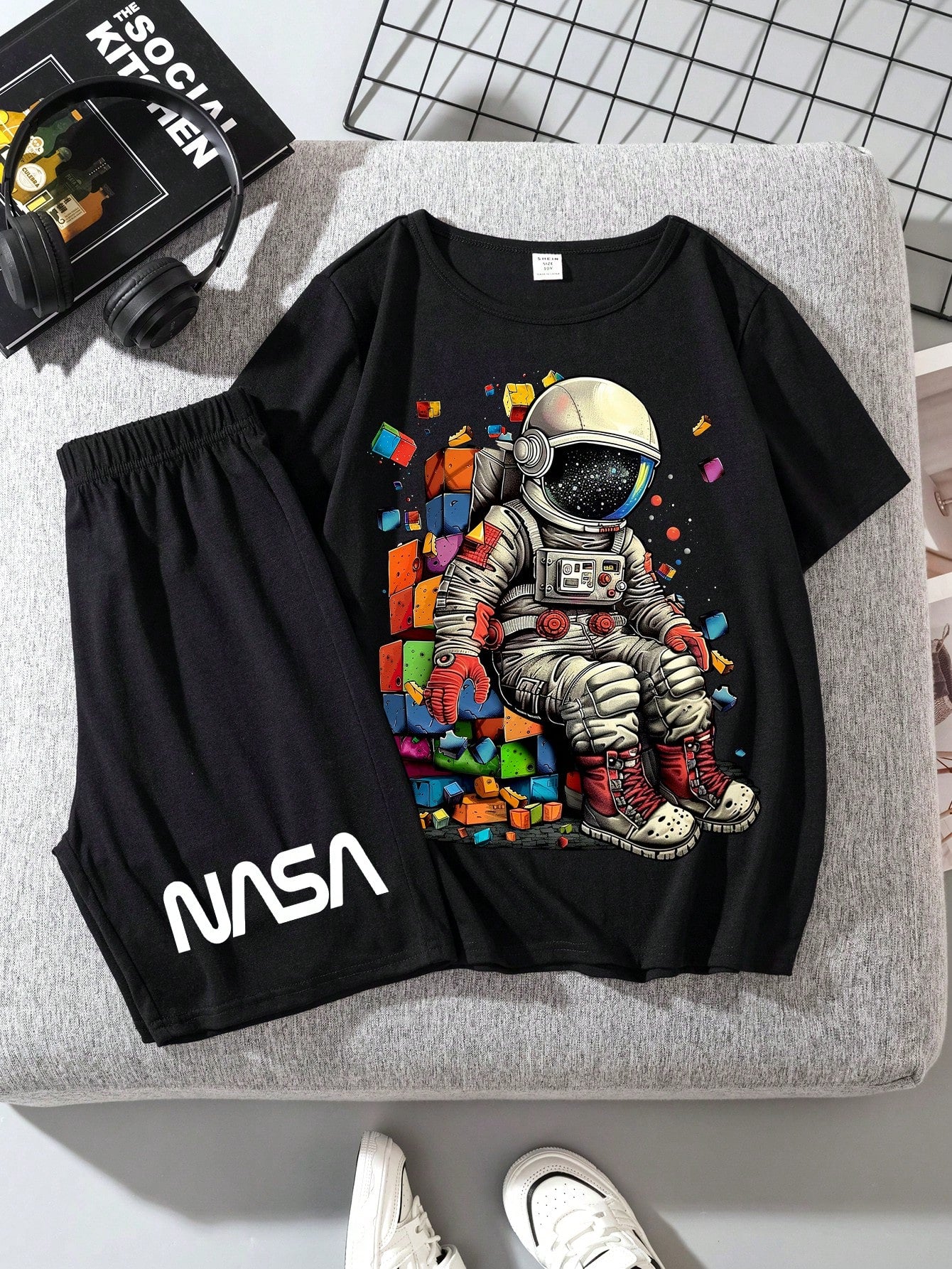 Tween Boy Casual Simple Cartoon Astronaut Pattern Short Sleeve T-Shirt And Shorts Set, Suitable For Summer