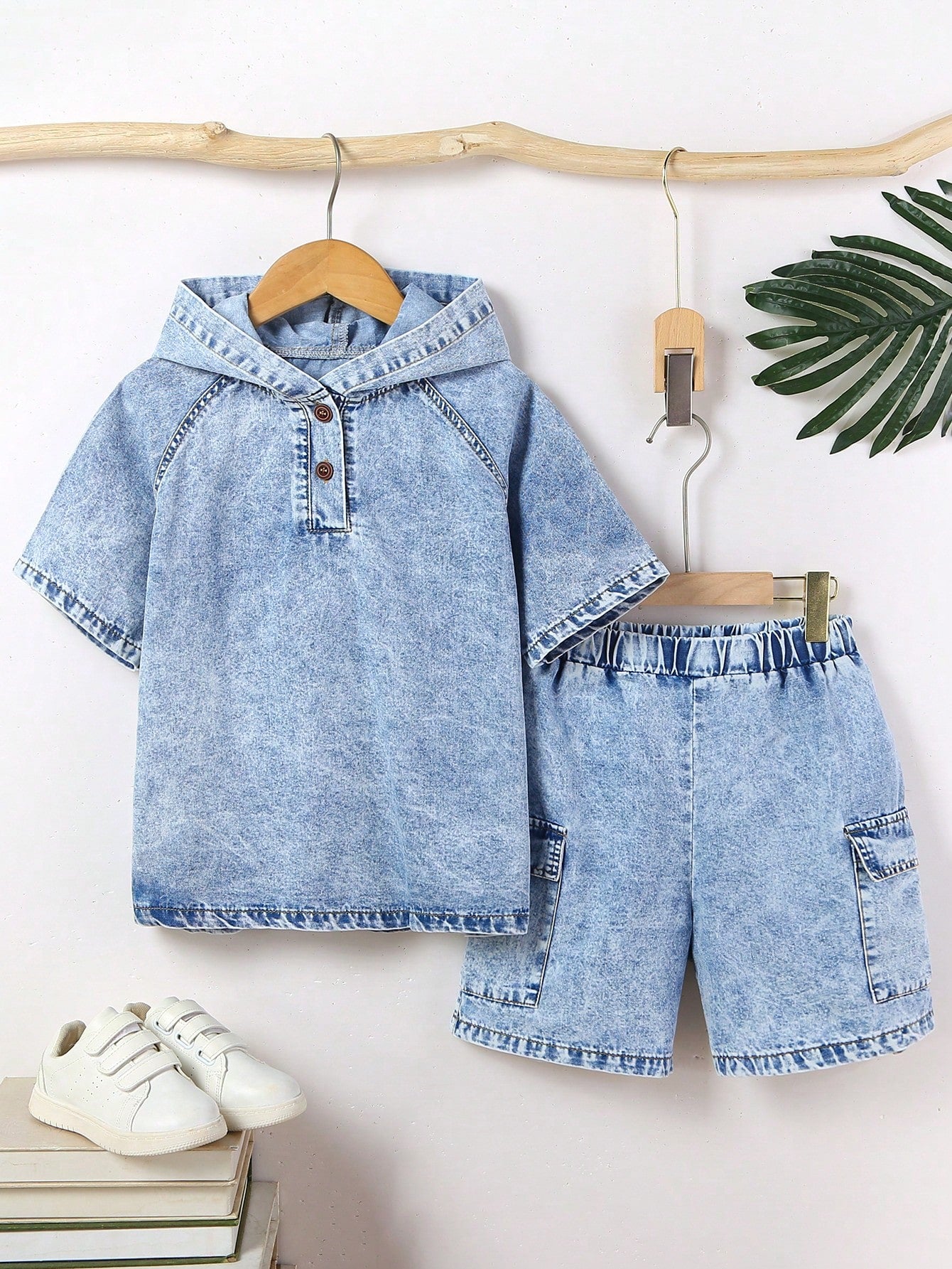 Tween Boy Casual And Comfortable Hooded Denim Jacket And Pocket Shorts Two-Piece Set