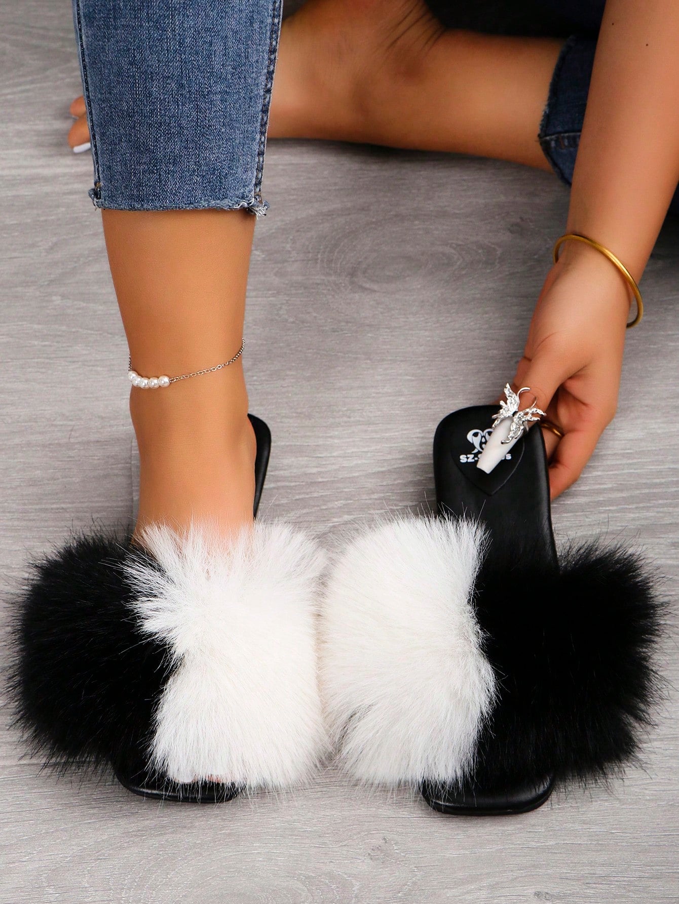 Women Fashionable And Comfortable Black Square Toe Open Toe Black And White Contrast Color Rabbit Fur Slip-On Flat Sandals, Thank You