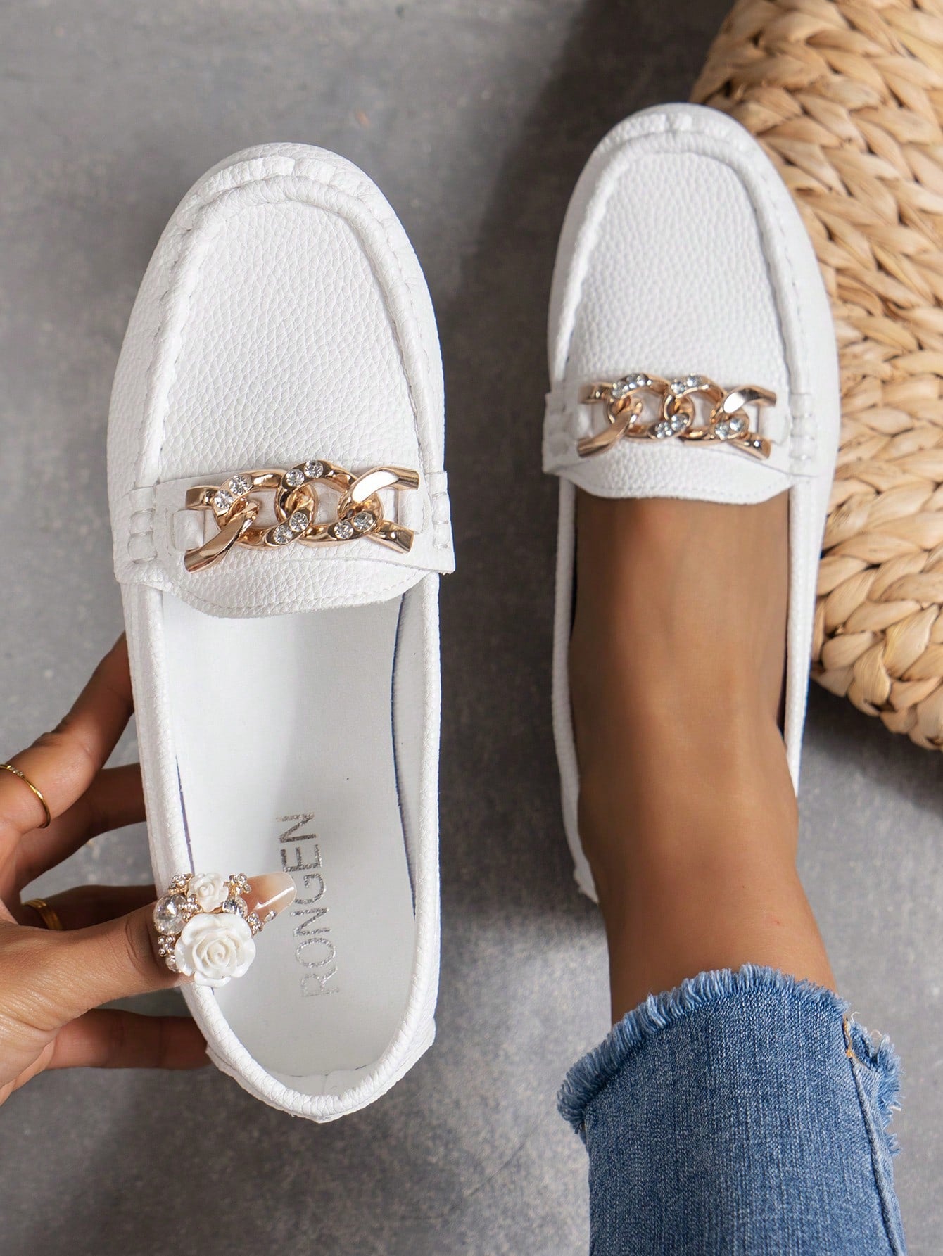 Women Metal Chain Decorated Flat Shoes Round Toe Casual Slip Resistant White Loafers For Spring And Autumn