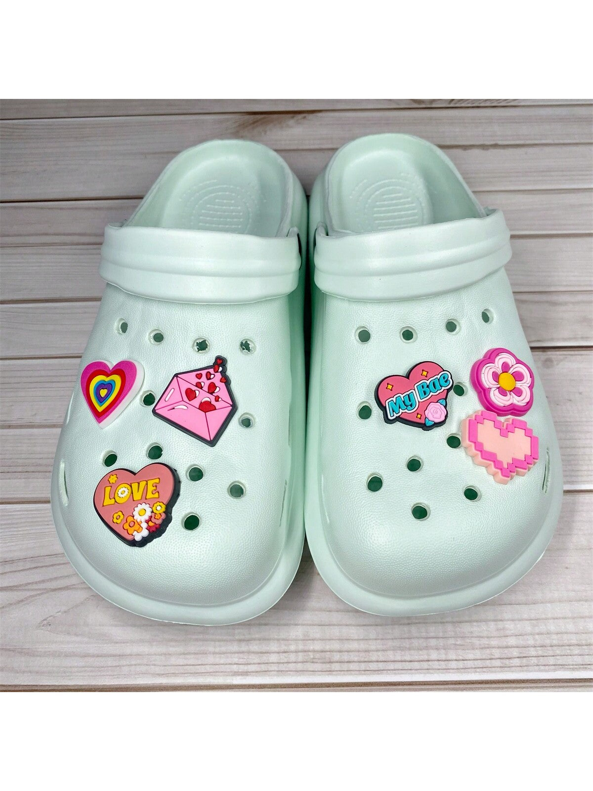 2023 New Fashionable Plus Size Women Shoes With Heart-Shaped Cartoon Pattern Design, Detachable Flowers Beach Slippers, Unisex Style, Special Offer Wholesale