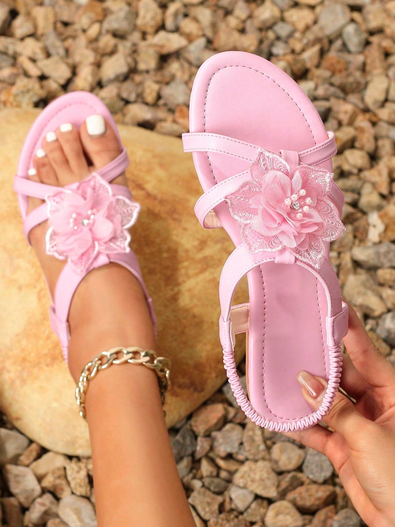 Fashionable Women Flat Sandals With Floral Decorated Toe Strap For Casual & Beach Wear