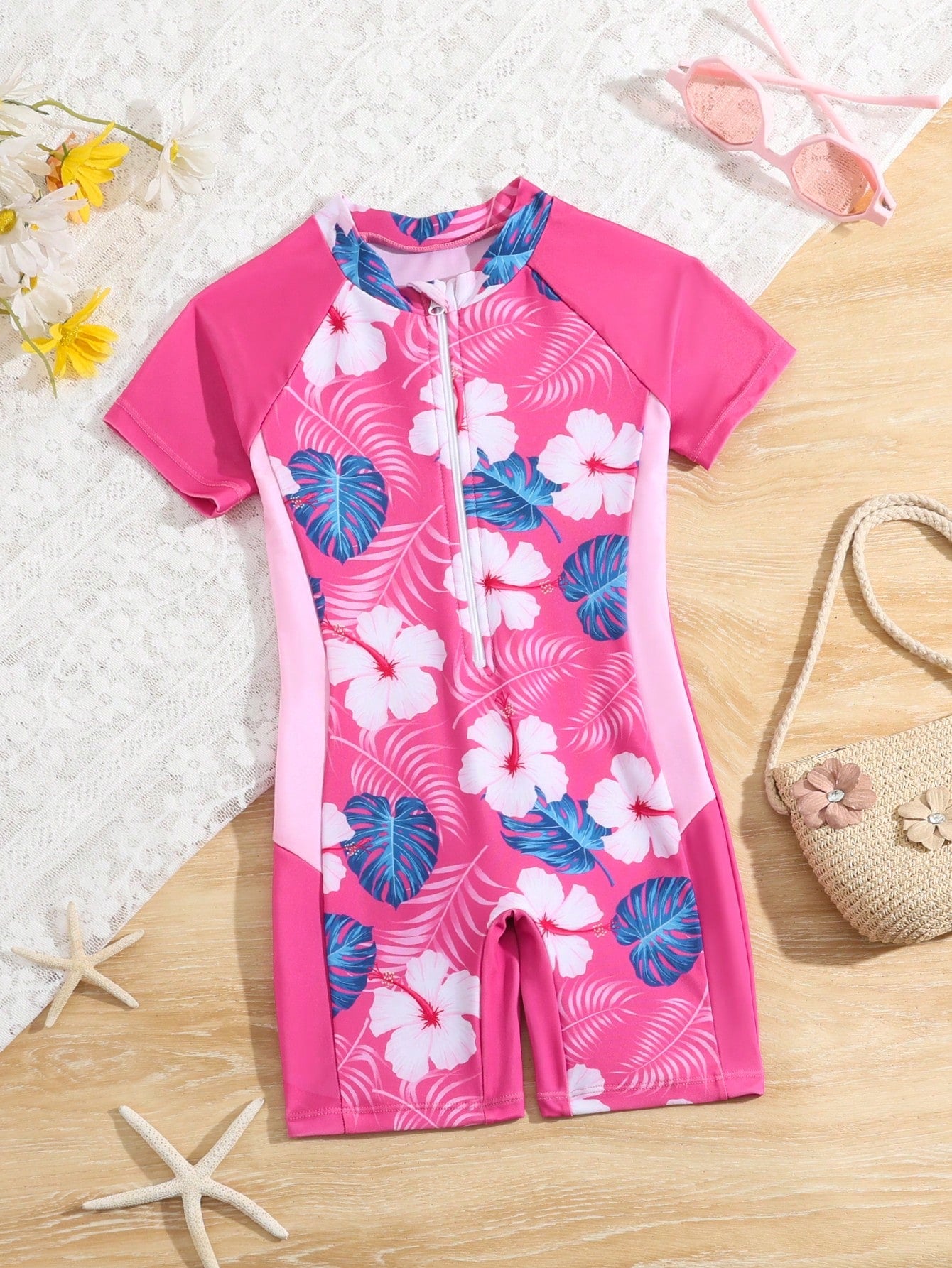 Young And Baby Girls' One Piece Swimsuit, New Summer Arrival. The Pink And Purple Floral Pattern Is , Sweet And Lively, And Showcases Luxury And Fashion. The Zipper Embellishment In The Center Adds Elegance And Uniqueness To The Swimsuit. The Swimsuit Is