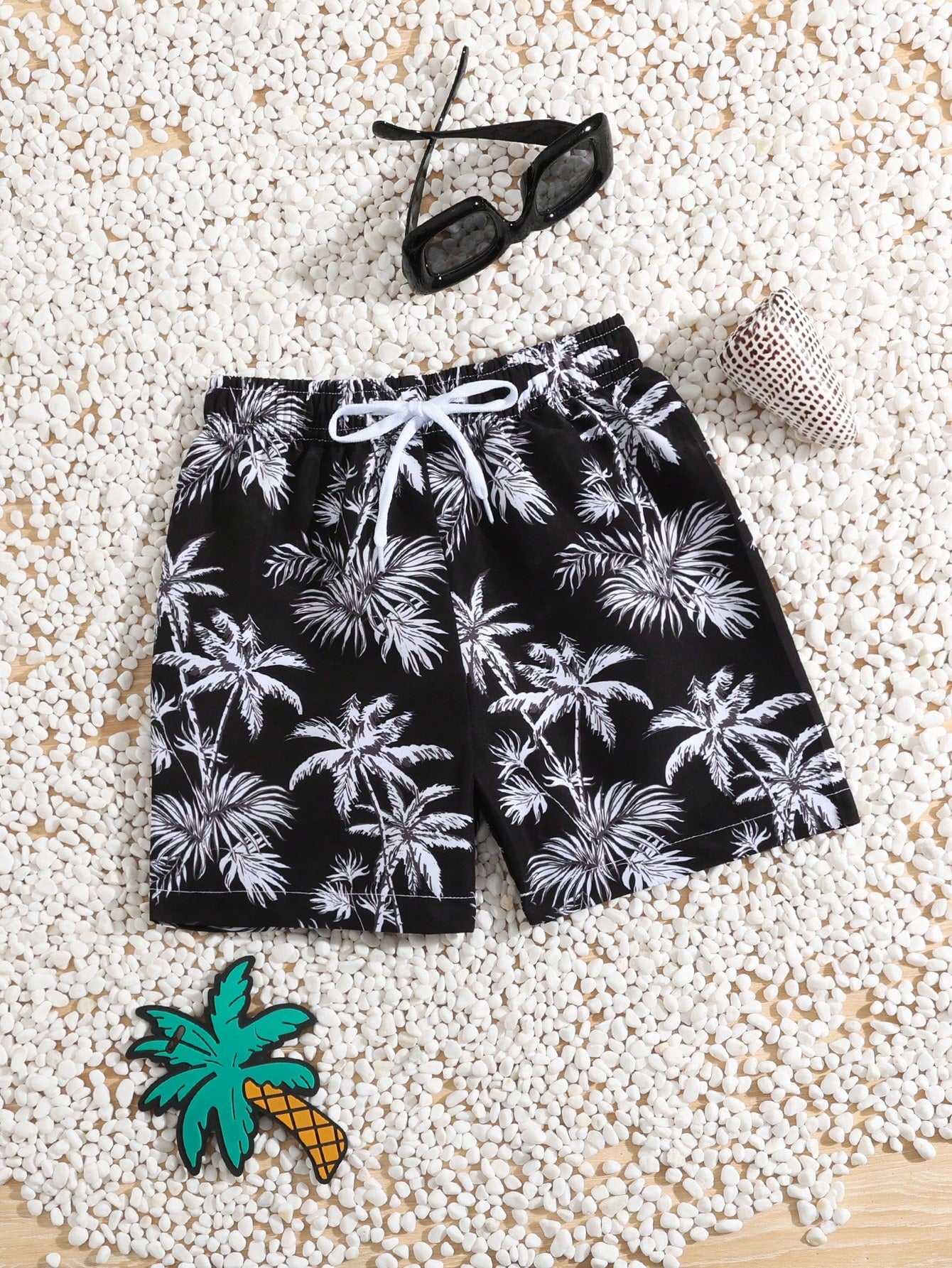 Young Boys' Coconut Tree Printed White Beach Shorts For Playing And Swimming On Beach