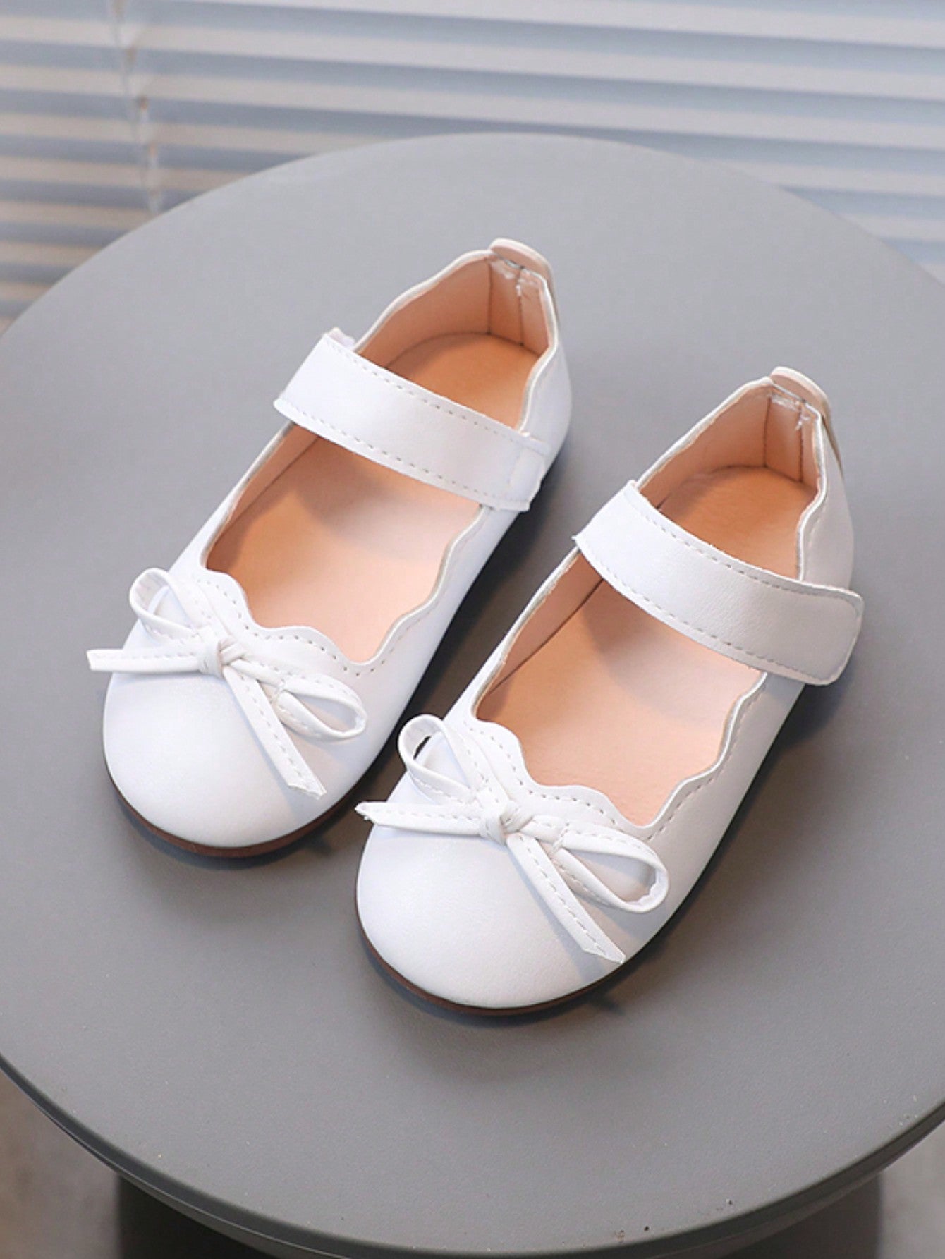 Children Bow Detail Knot Solid Color PU Design Korean Fashion Flat Soft Bottom Slip Resistant Leather Shoes For Outdoor Performances And Parties