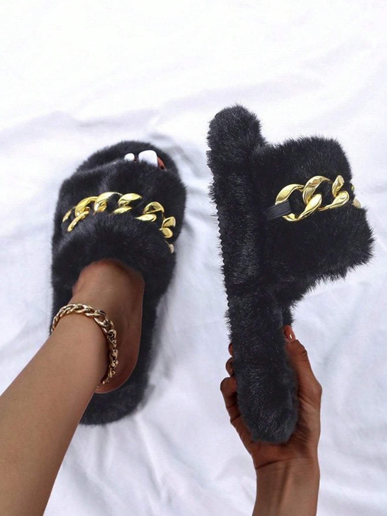 Women Chain Decor Single Fluffy Band Slide Sandals, Fashionable Solid Indoor Flat Slippers