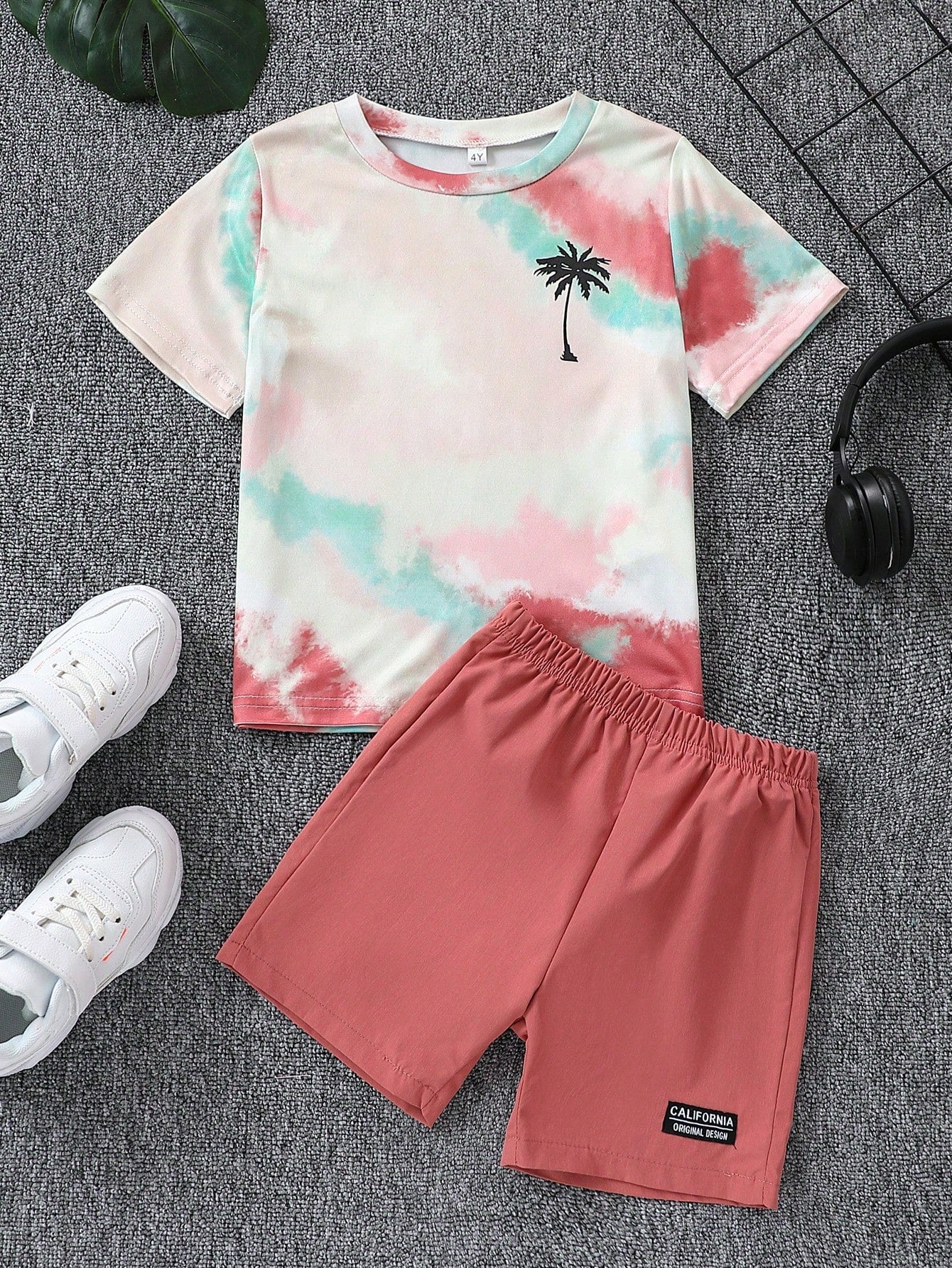 Young Boy 2pcs Coconut Tree Tie-Dyed Print Round Neck Short Sleeve T-Shirt And Letter Patched Shorts Set, Suitable For Vacation, Summer, Beach, Casual, Daily Wear, And Parties