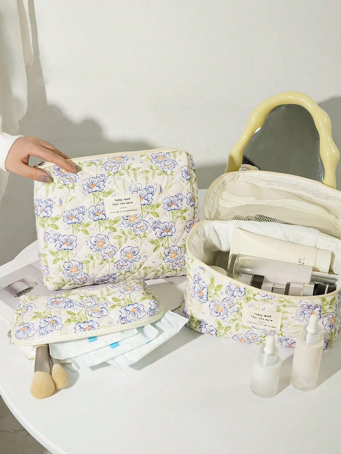 1pc/Set Casual Ladies' Large Capacity Handheld Floral Cosmetic Bag Portable Stitched Fabric Small/Medium/Large Cute Flower Ins Travel Bag, For Organizing Make-Up Tools And Toiletries, And For Casual Travel