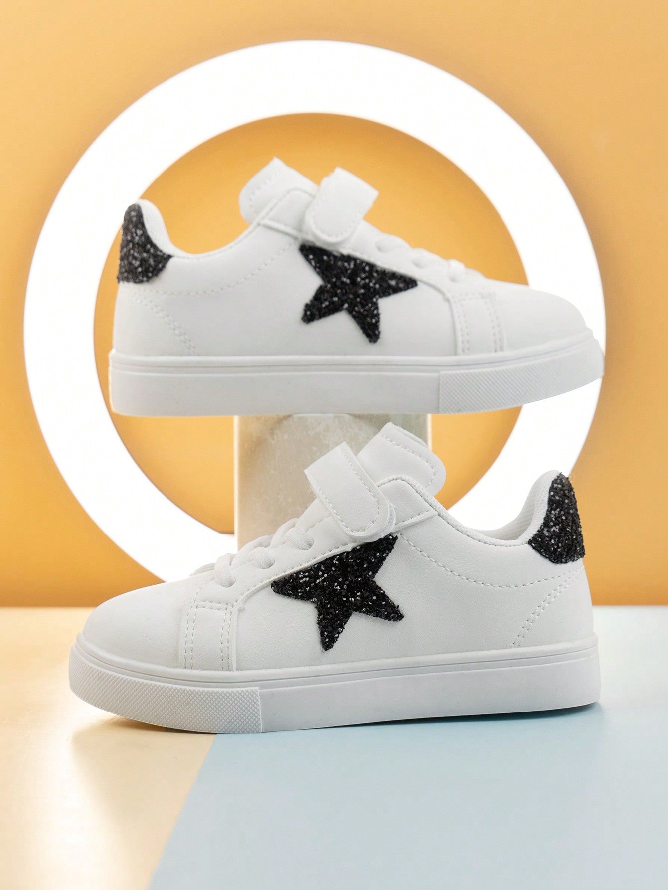 A Pair Of Girls\" Lightweight And Waterproof Sneakers With Glitter Star Decorations All Over And Flat Soles, Suitable For All Seasons, Comfortable And Slip-Resistant For Outdoor Activities.