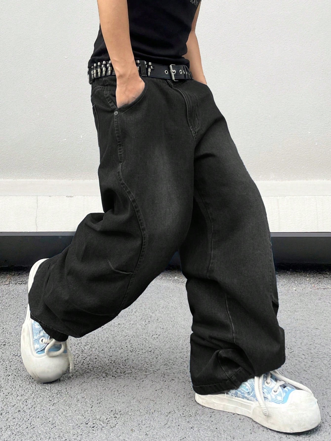 Men Fashionable Solid Color Loose Fit Casual Jeans