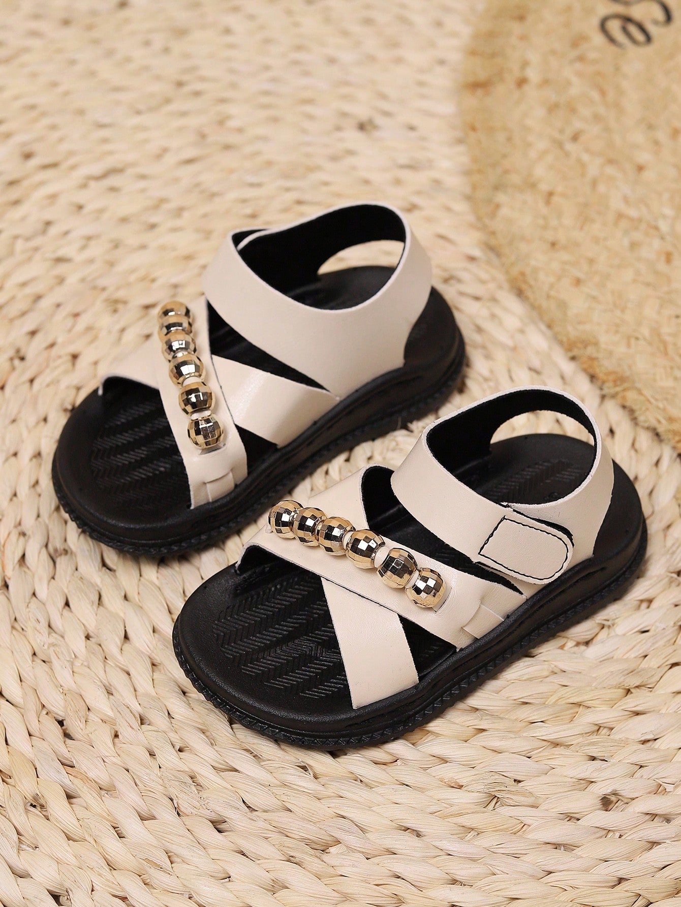 A Pair Of Fashionable And Simple New Style Flat Sandals For Girls With Metallic Chain Decoration, Comfortable And Versatile For Outdoor, Beach And Sports.