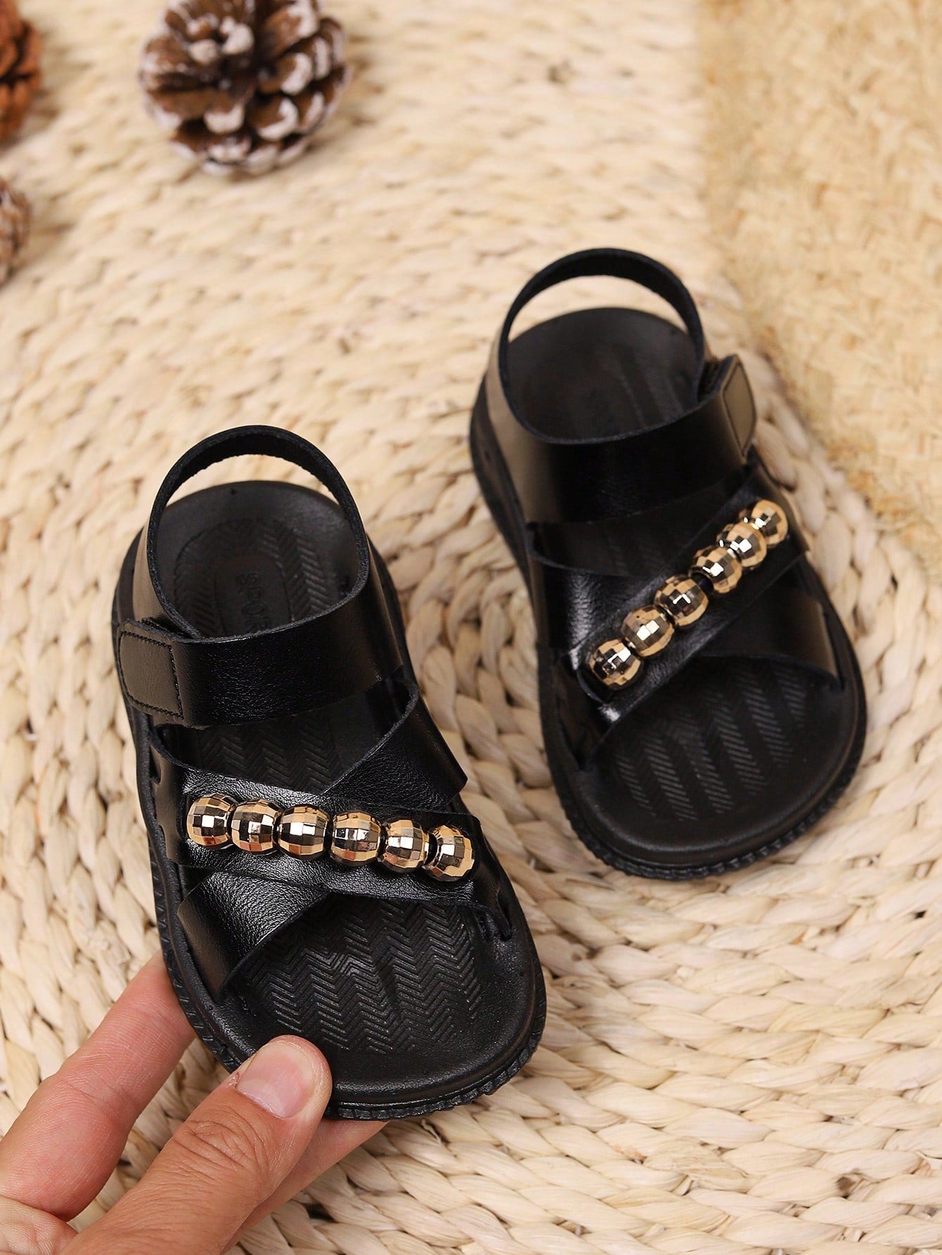 A Pair Of Fashionable And Simple New Style Flat Sandals For Girls With Metallic Chain Decoration, Comfortable And Versatile For Outdoor, Beach And Sports.