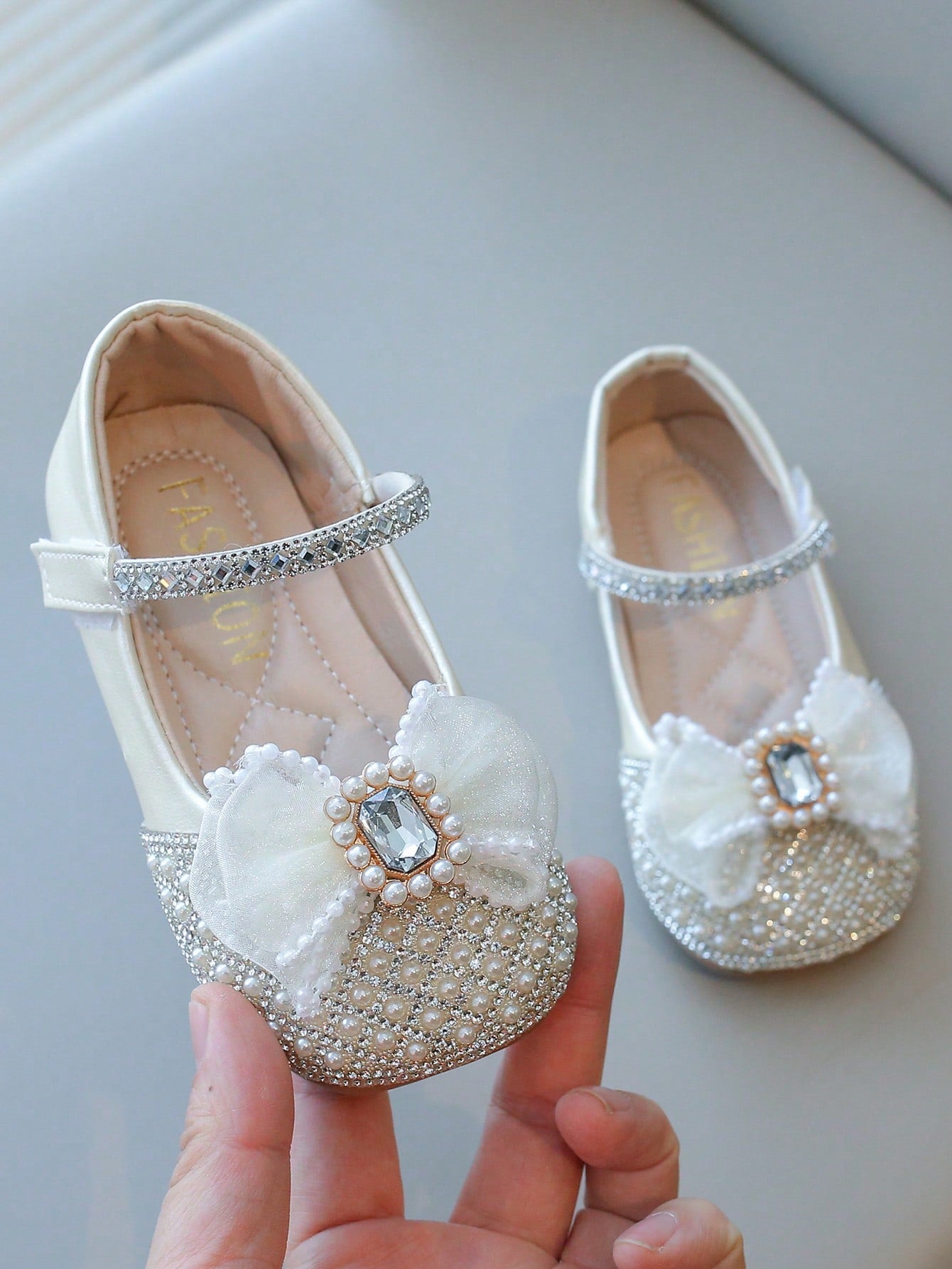 1 Pair Of New Summer Princess Style Flat Shoes For Girls With Pearl And Rhinestone Decoration, Non-Slip Soft Sole Kids Shoes.