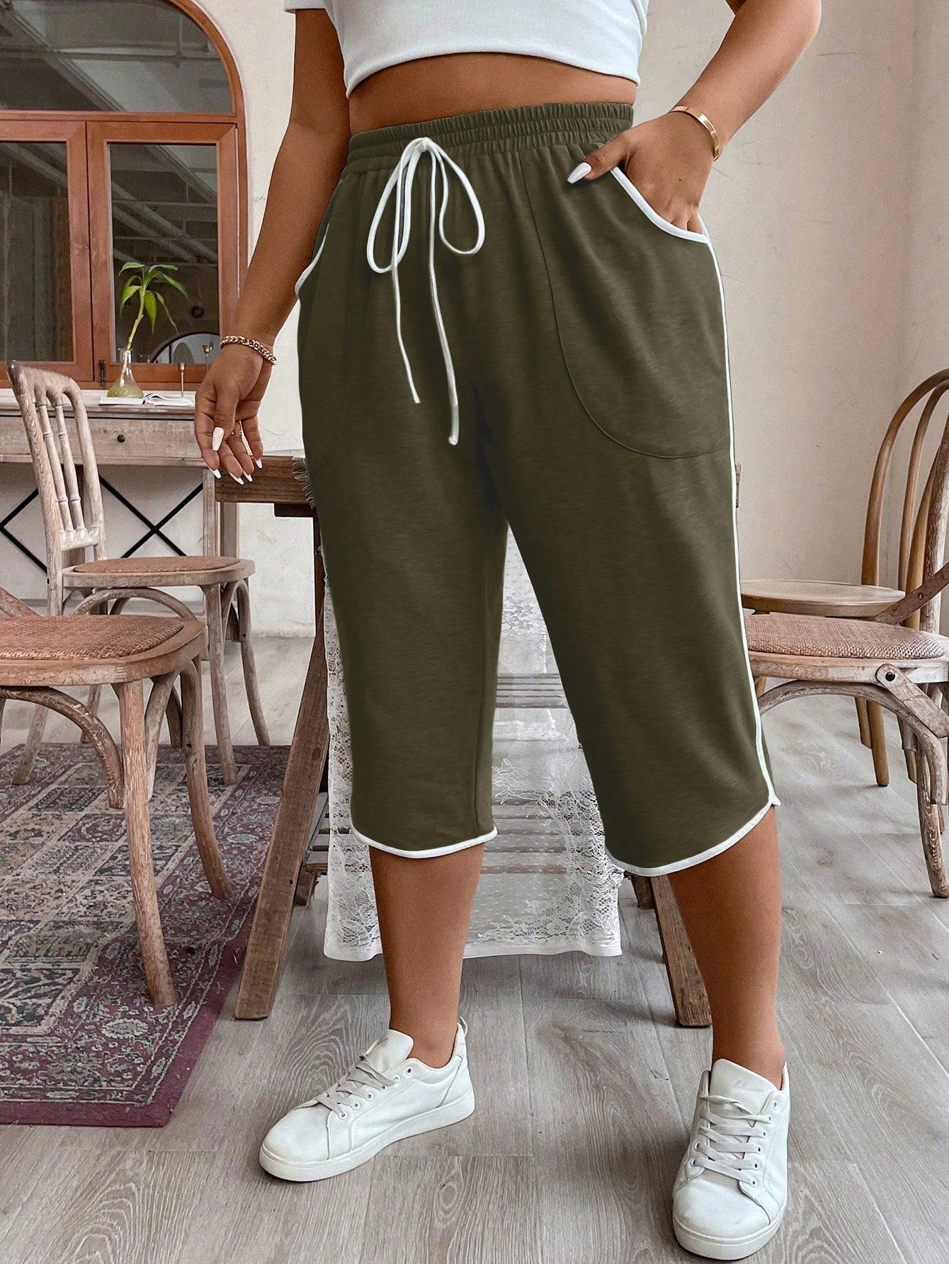 Plus Size Women Drawstring Waist Loose Fit Capri Pants With Pockets