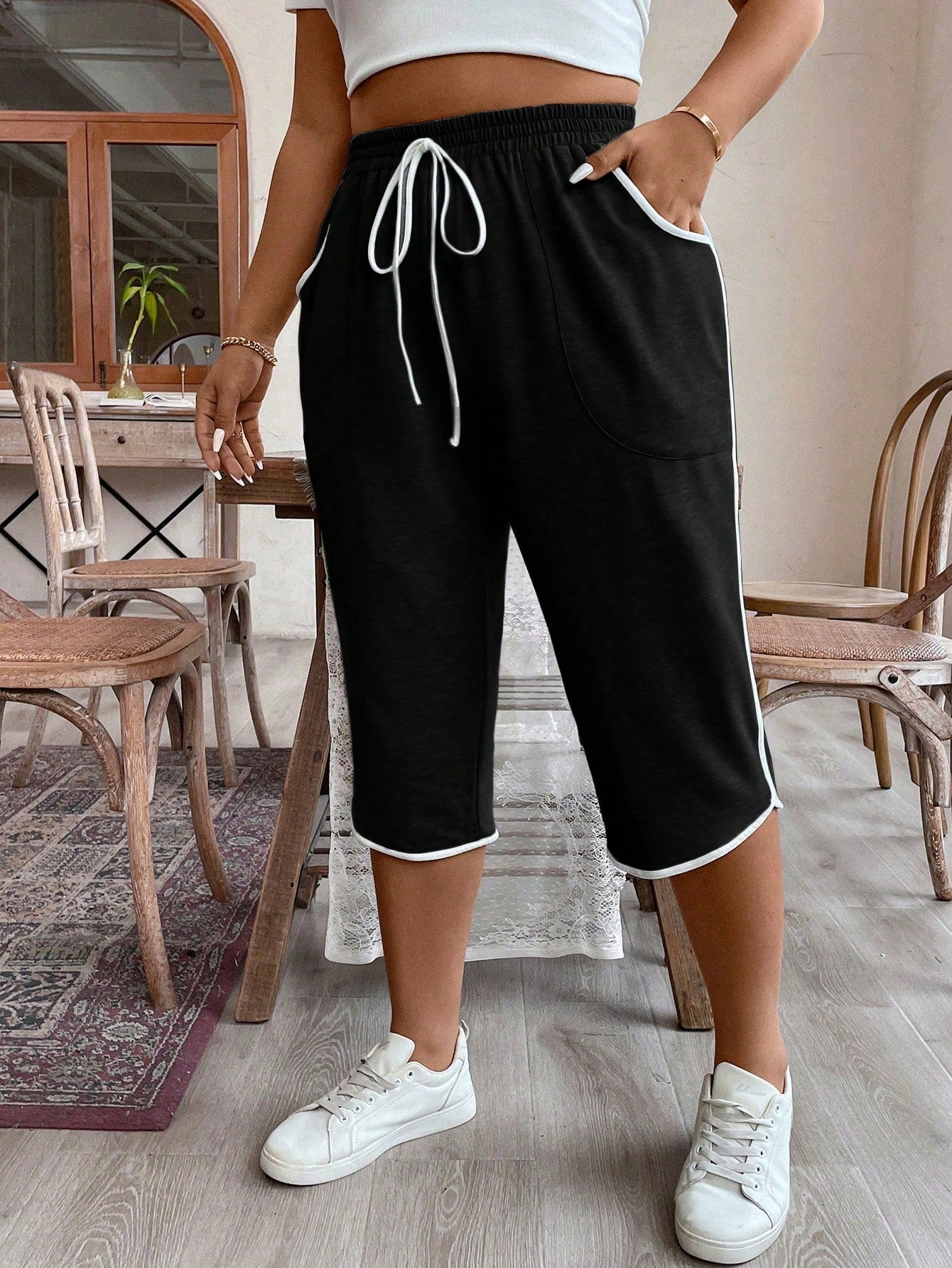 Plus Size Women Drawstring Waist Loose Fit Capri Pants With Pockets