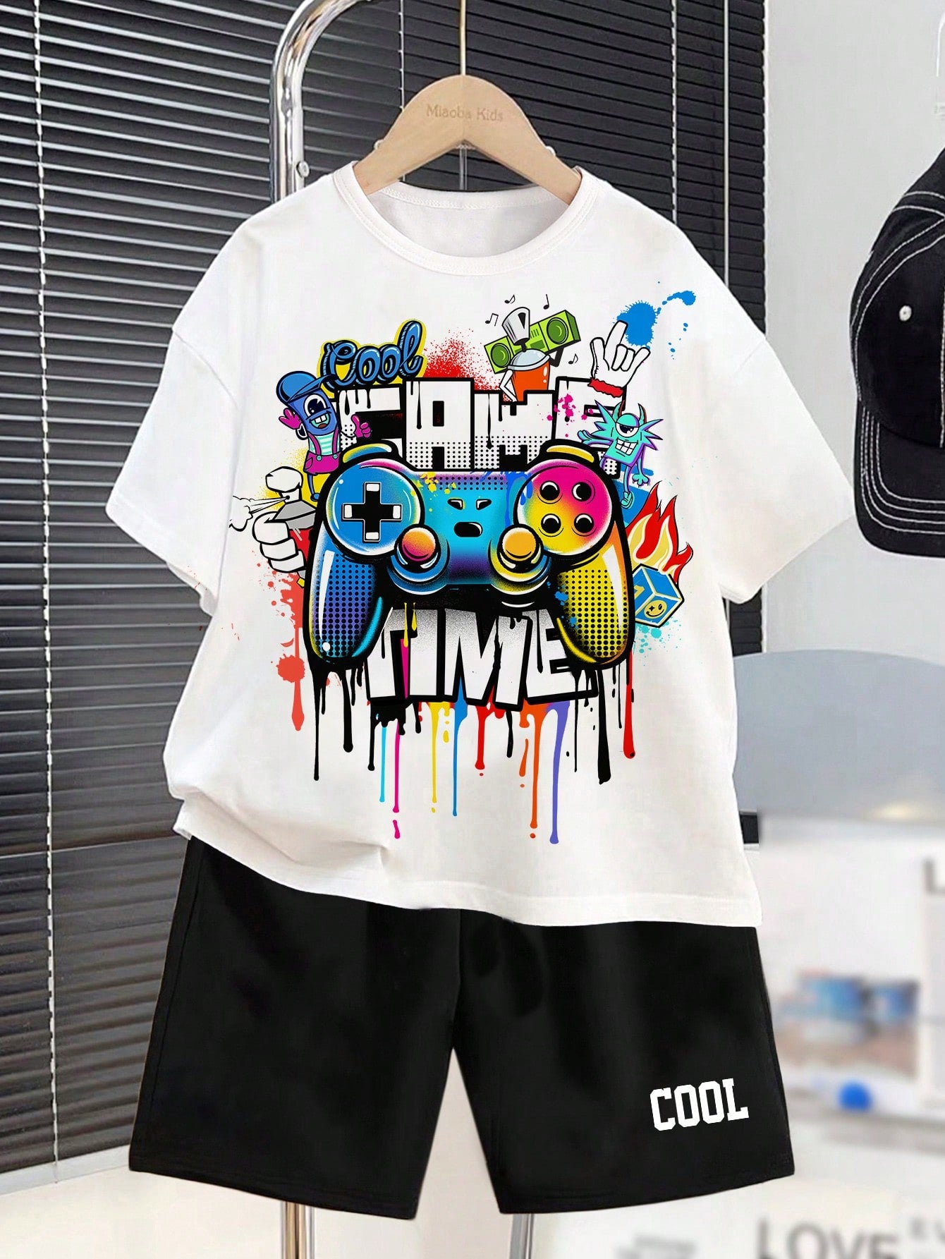 夏用の少年用ゲームパッドと文字グラフィックTシャツとショーツ