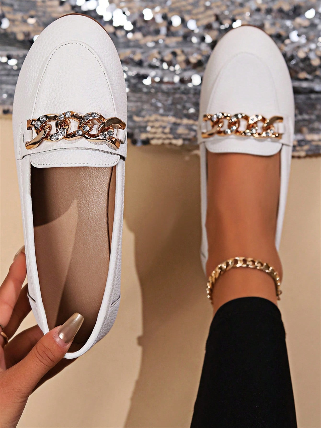 Black And White Round Toe Flats With Gold Chain Decoration, Slouchy Loafers, Vintage PU Leather, Elegant British Style, 2024 New Spring/Summer Collection, Shallow Mouth Slip-On Flats With Metal Buckle, Soft And Comfortable Sole, Suitable For Work And Dail