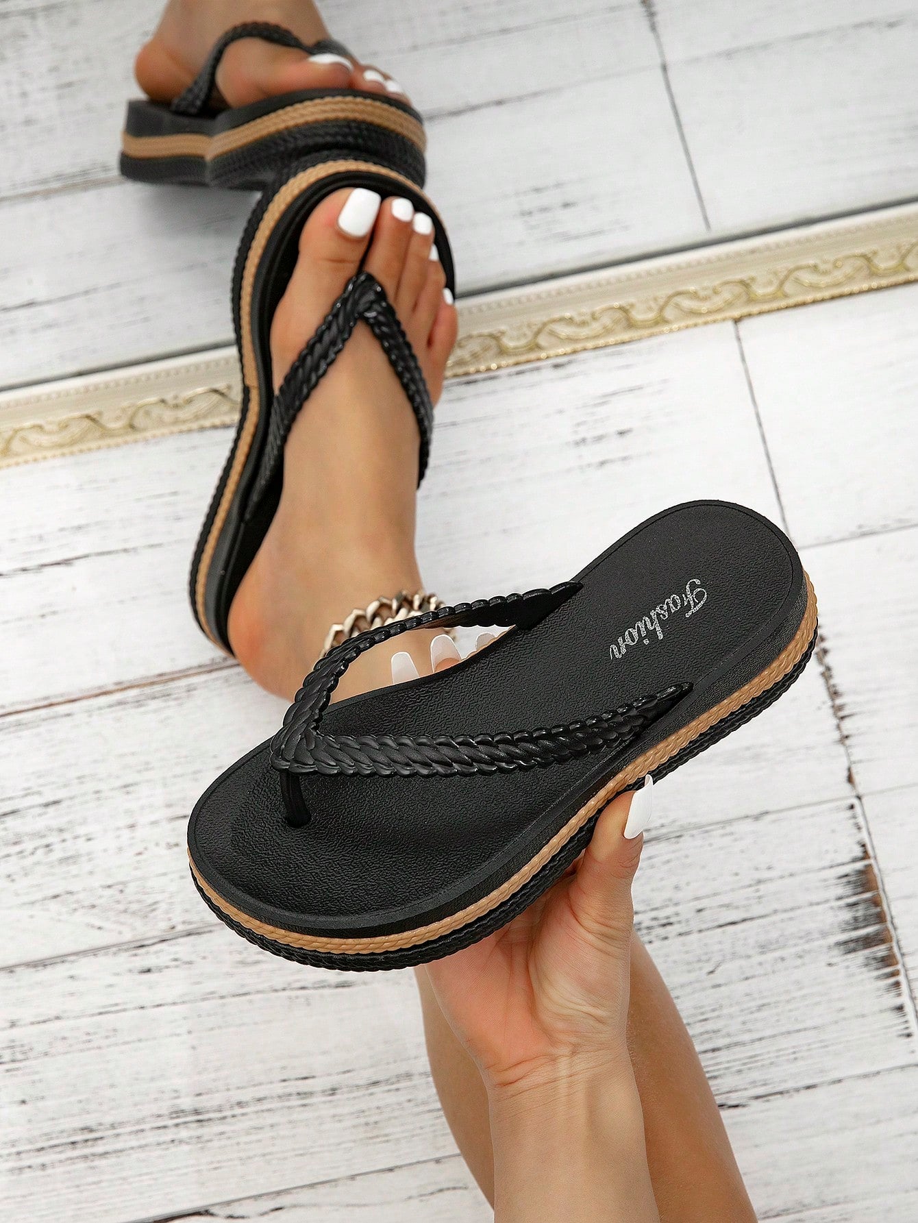 Women Thick-Soled And Comfortable Color-Block Plastic Slippers