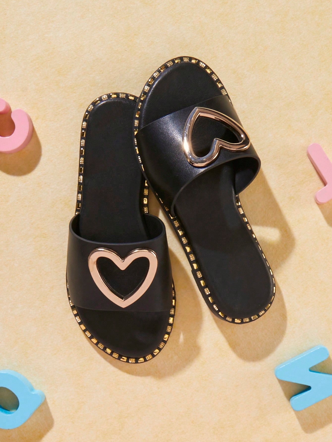 Mini mi Children Summer Casual Fashionable Flat Sandals With Non-Slip Heart-Shaped Decoration