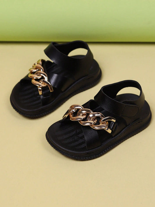 A Pair Of Fashionable And Simple New Style Flat Sandals For Girls With Metallic Chain Decoration, Comfortable And Versatile For Outdoor, Beach And Sports.