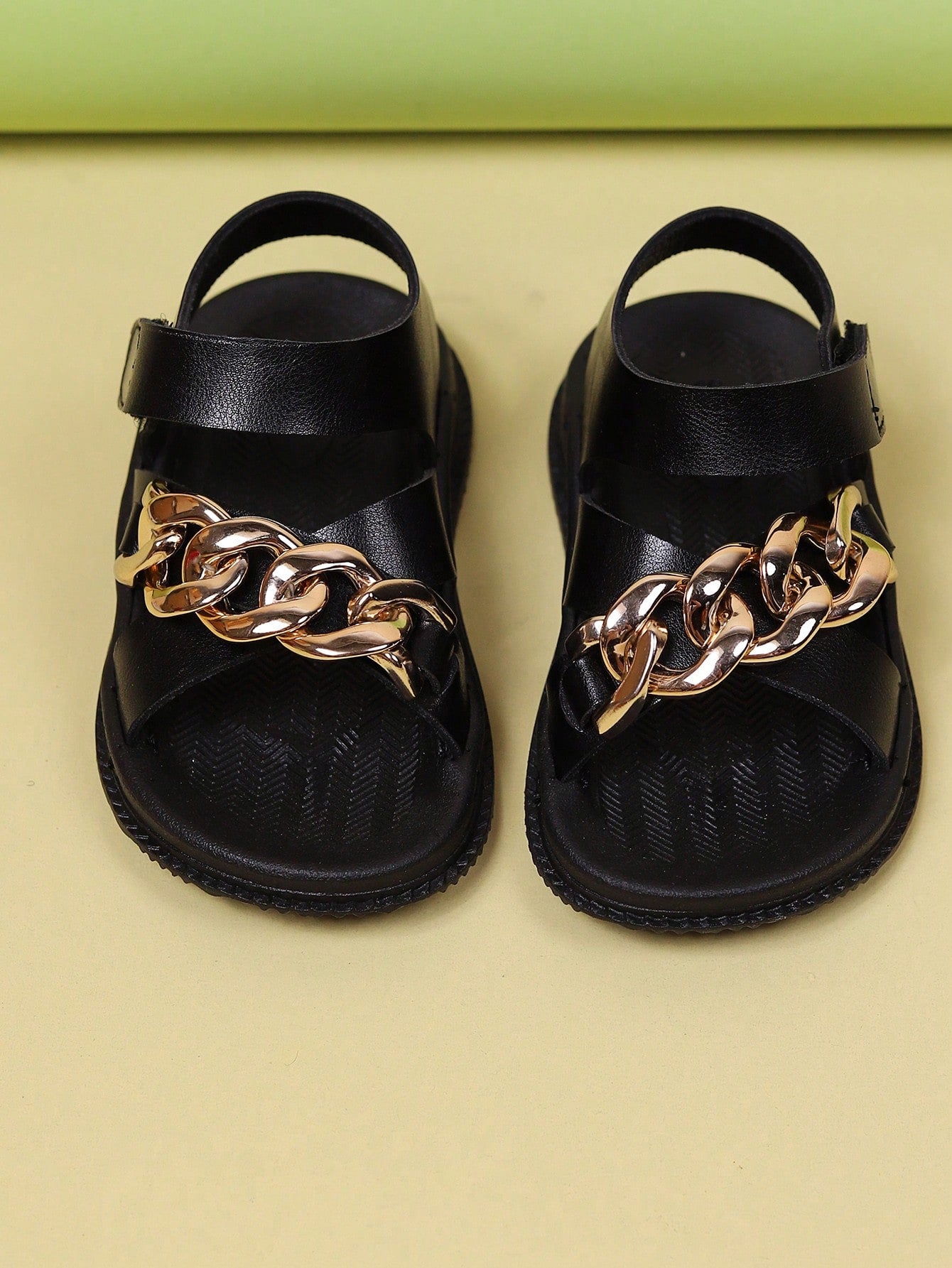 A Pair Of Fashionable And Simple New Style Flat Sandals For Girls With Metallic Chain Decoration, Comfortable And Versatile For Outdoor, Beach And Sports.