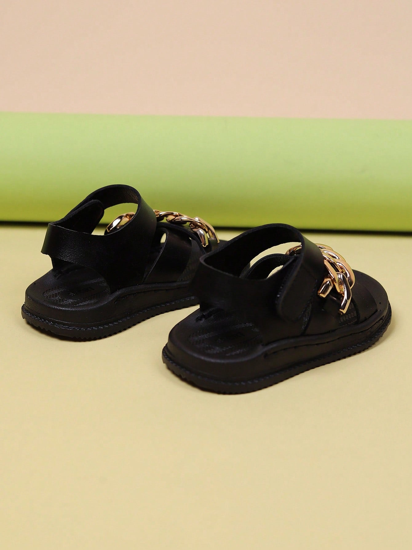 A Pair Of Fashionable And Simple New Style Flat Sandals For Girls With Metallic Chain Decoration, Comfortable And Versatile For Outdoor, Beach And Sports.