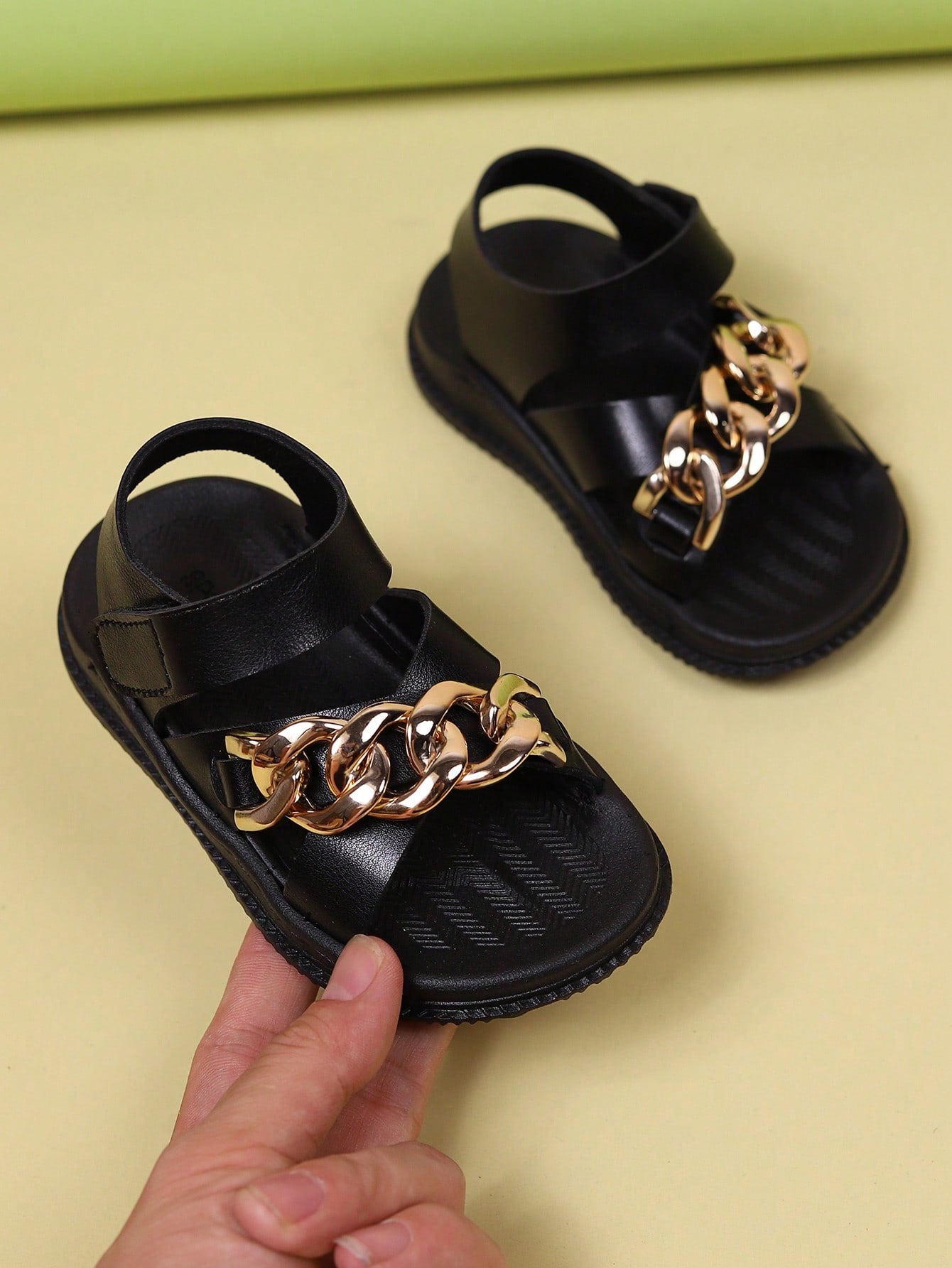 A Pair Of Fashionable And Simple New Style Flat Sandals For Girls With Metallic Chain Decoration, Comfortable And Versatile For Outdoor, Beach And Sports.